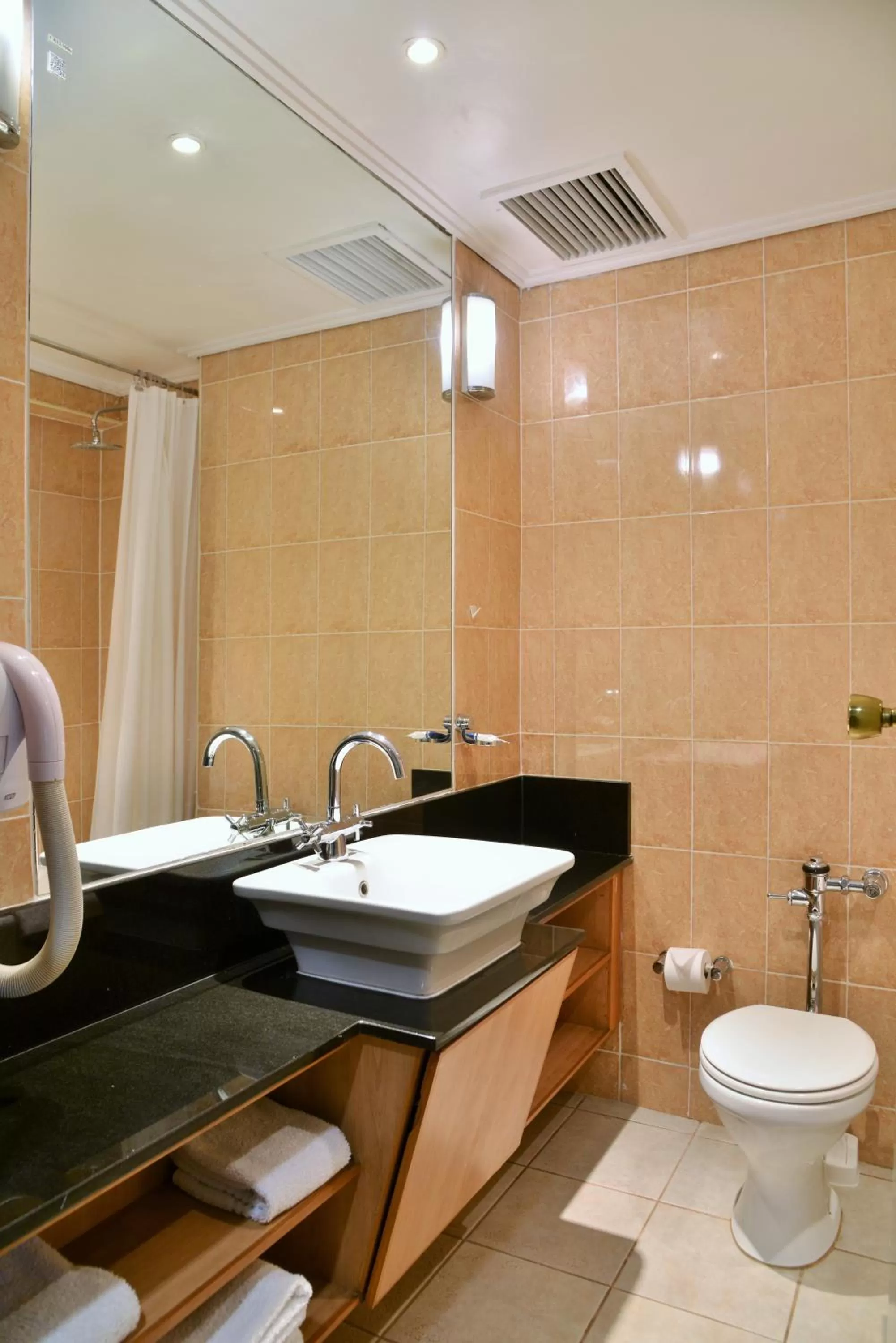 Deluxe Room in Cresta Jameson Hotel