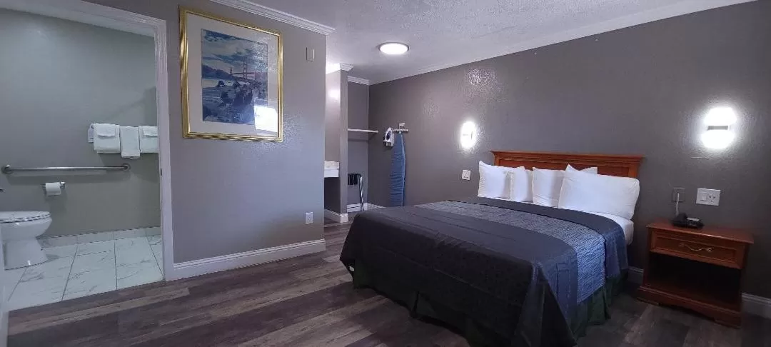 Queen Room with Roll-In Shower - Accessible/Non-Smoking in Rodeway Inn Chico University Area