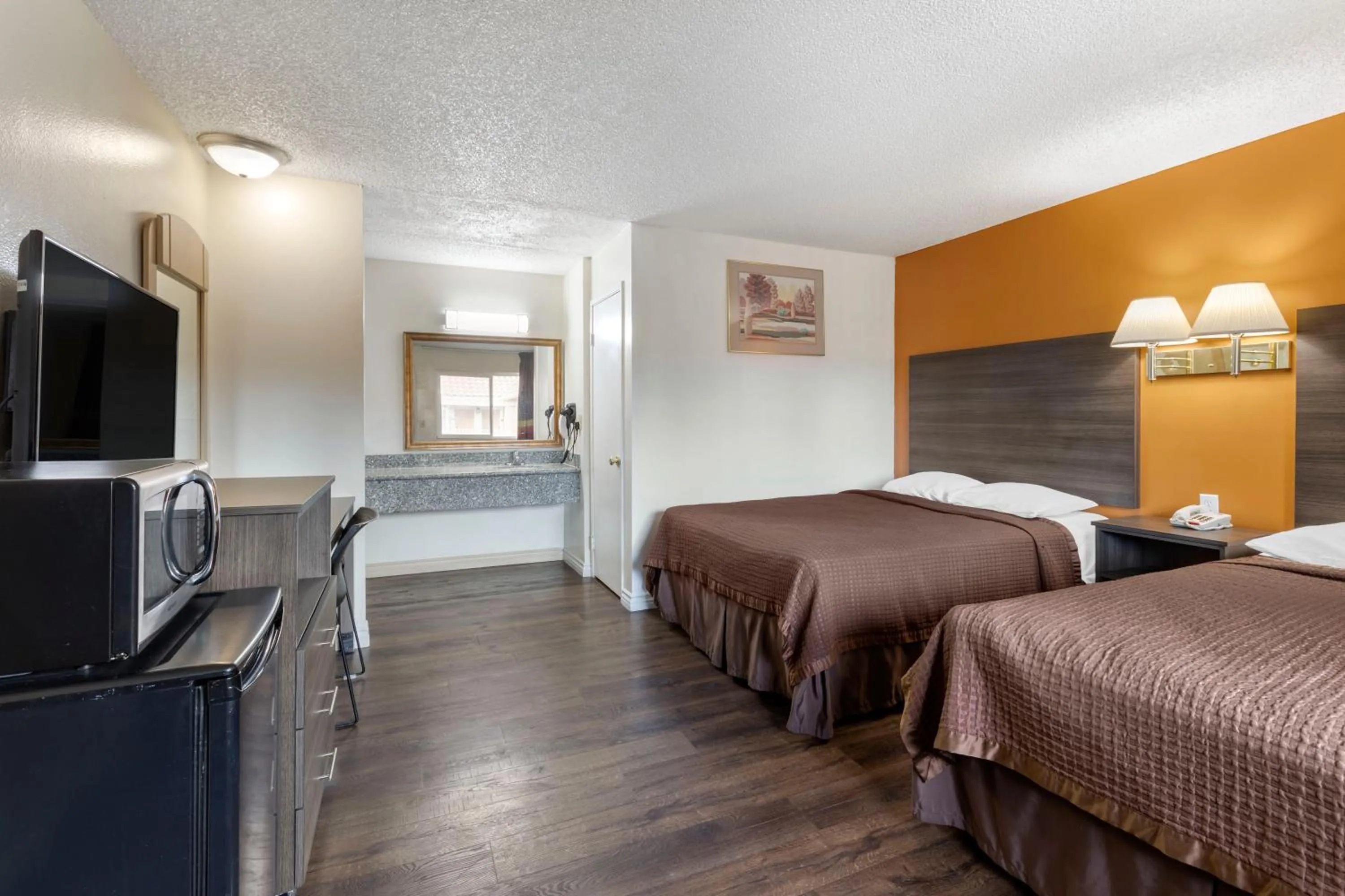 Queen Room with Two Queen Beds - Smoking in Riverside Inn & Suites