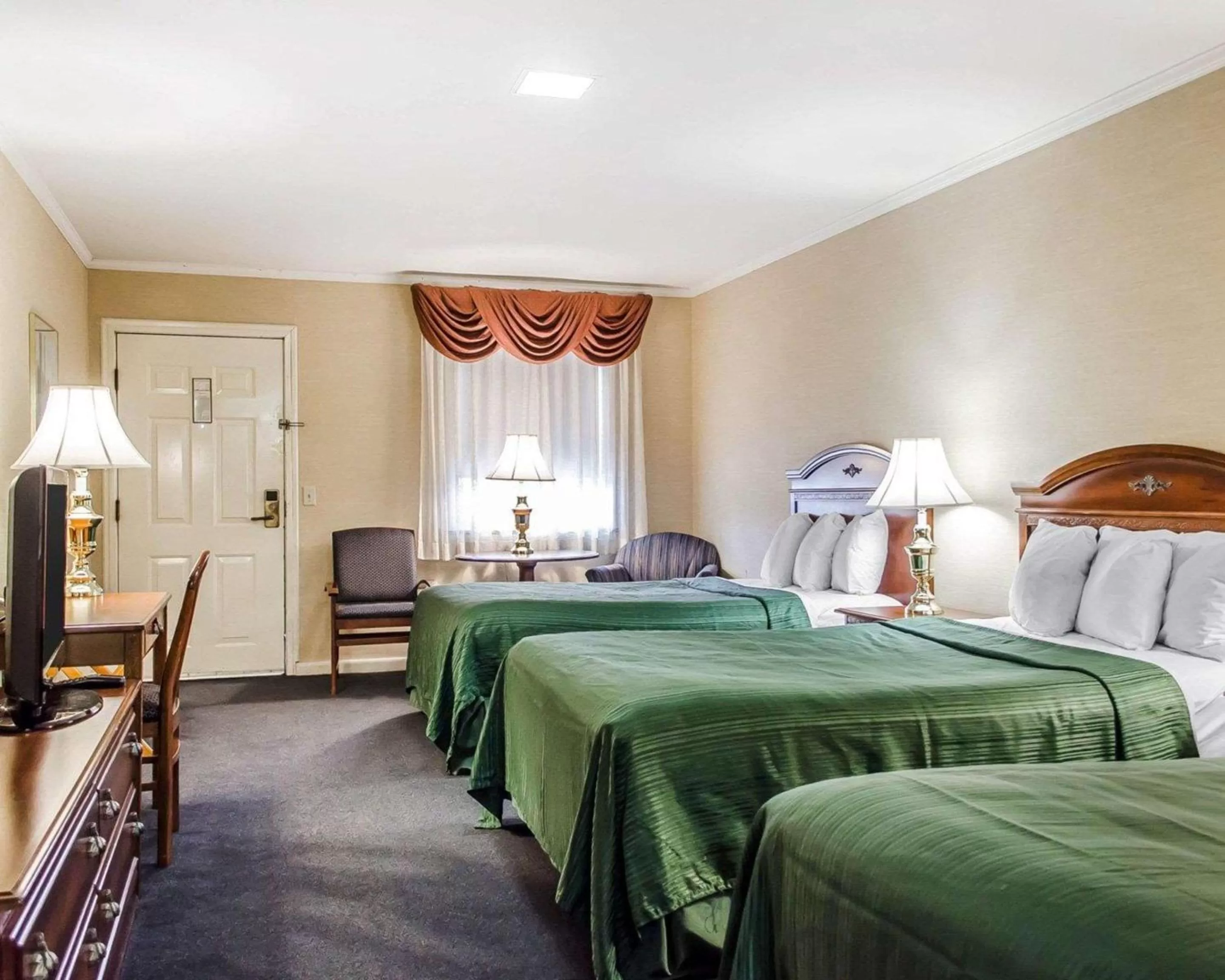 Deluxe Room with Three Double Beds - 1st floor in Quality Inn Gettysburg Battlefield