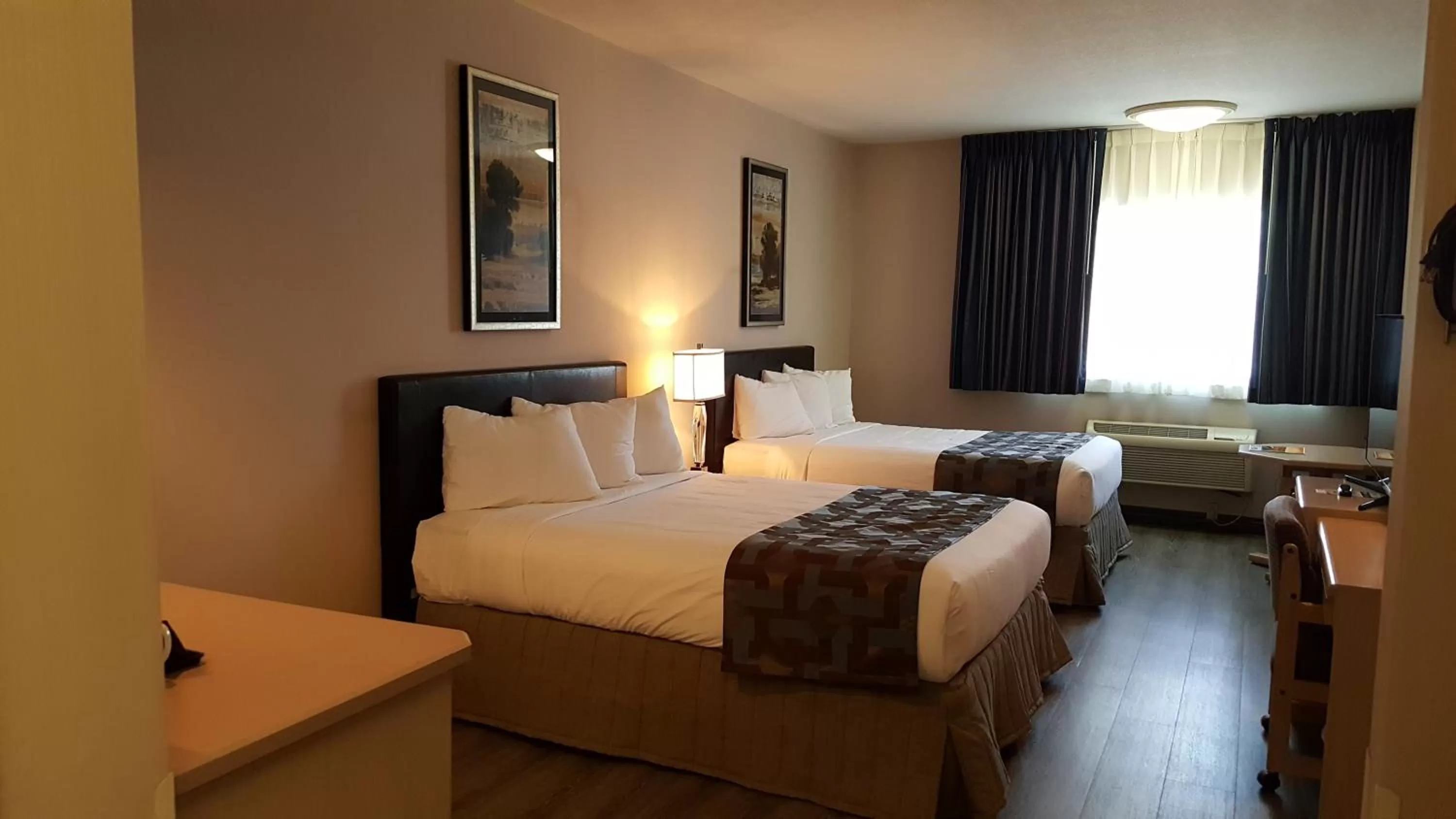 Queen Room with Two Queen Beds in Shilo Inn Elko