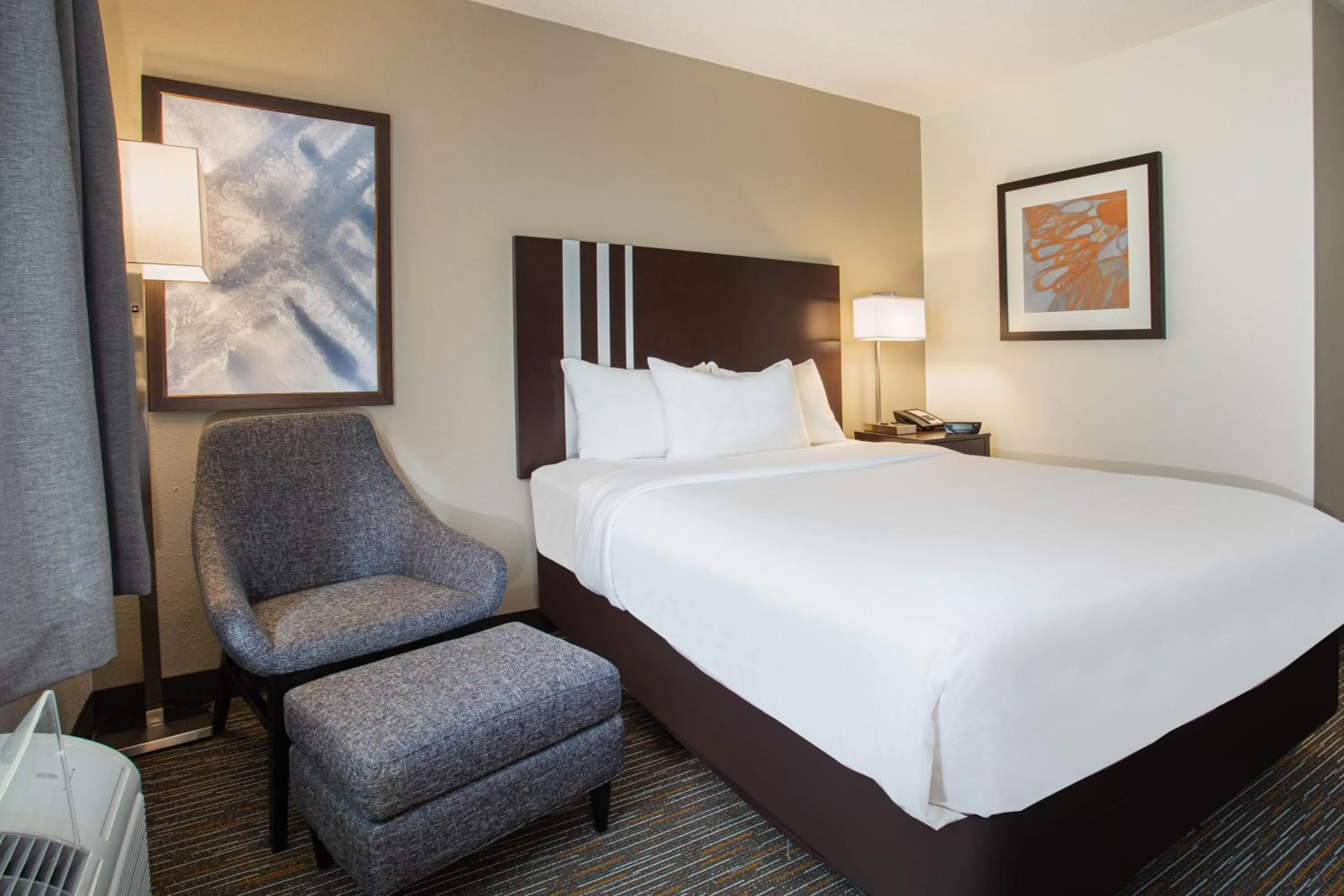 Queen Room - Non-Smoking in Wingate by Wyndham Gurnee