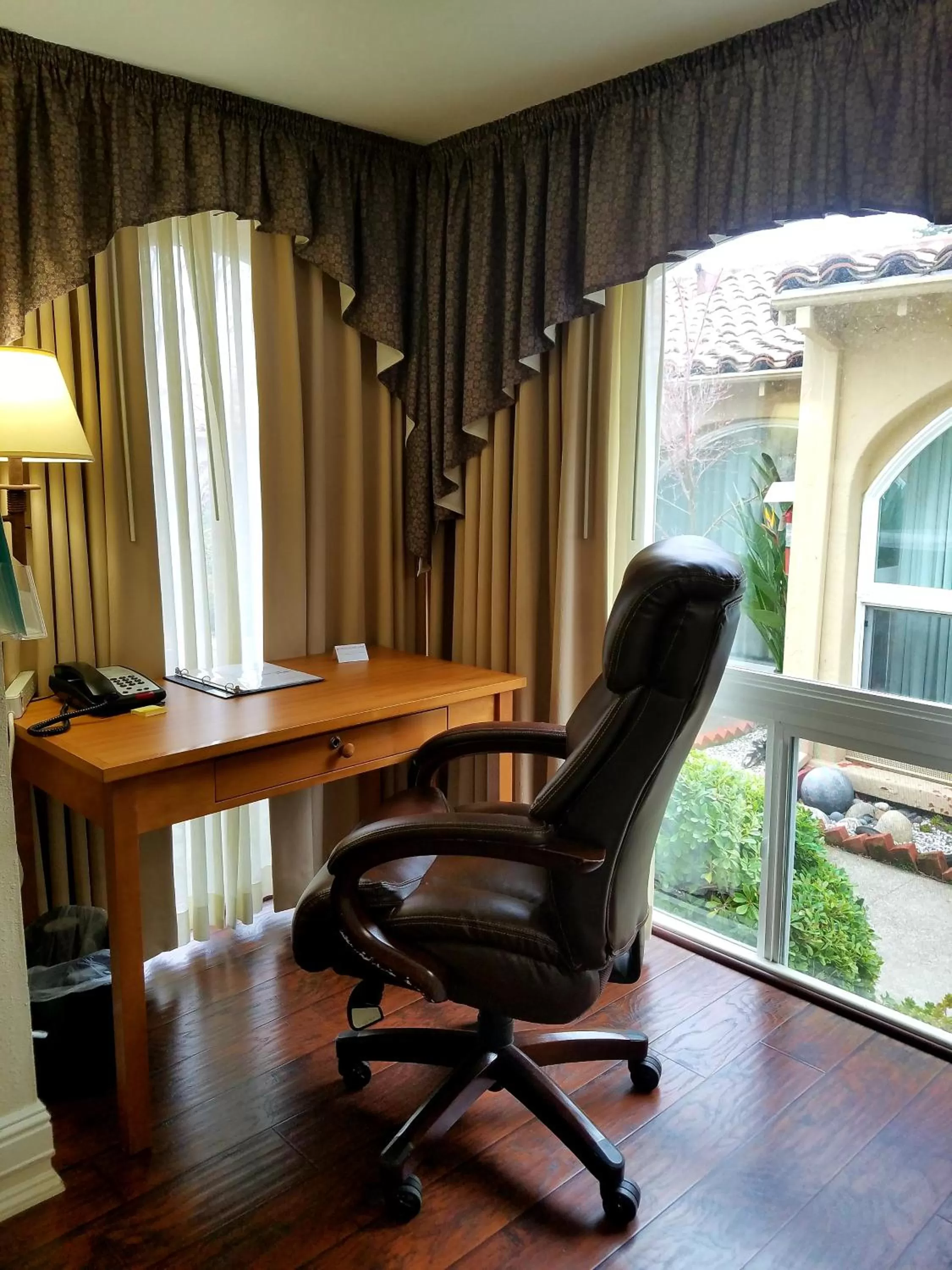 Executive Suite in Los Gatos Garden Inn Hotel