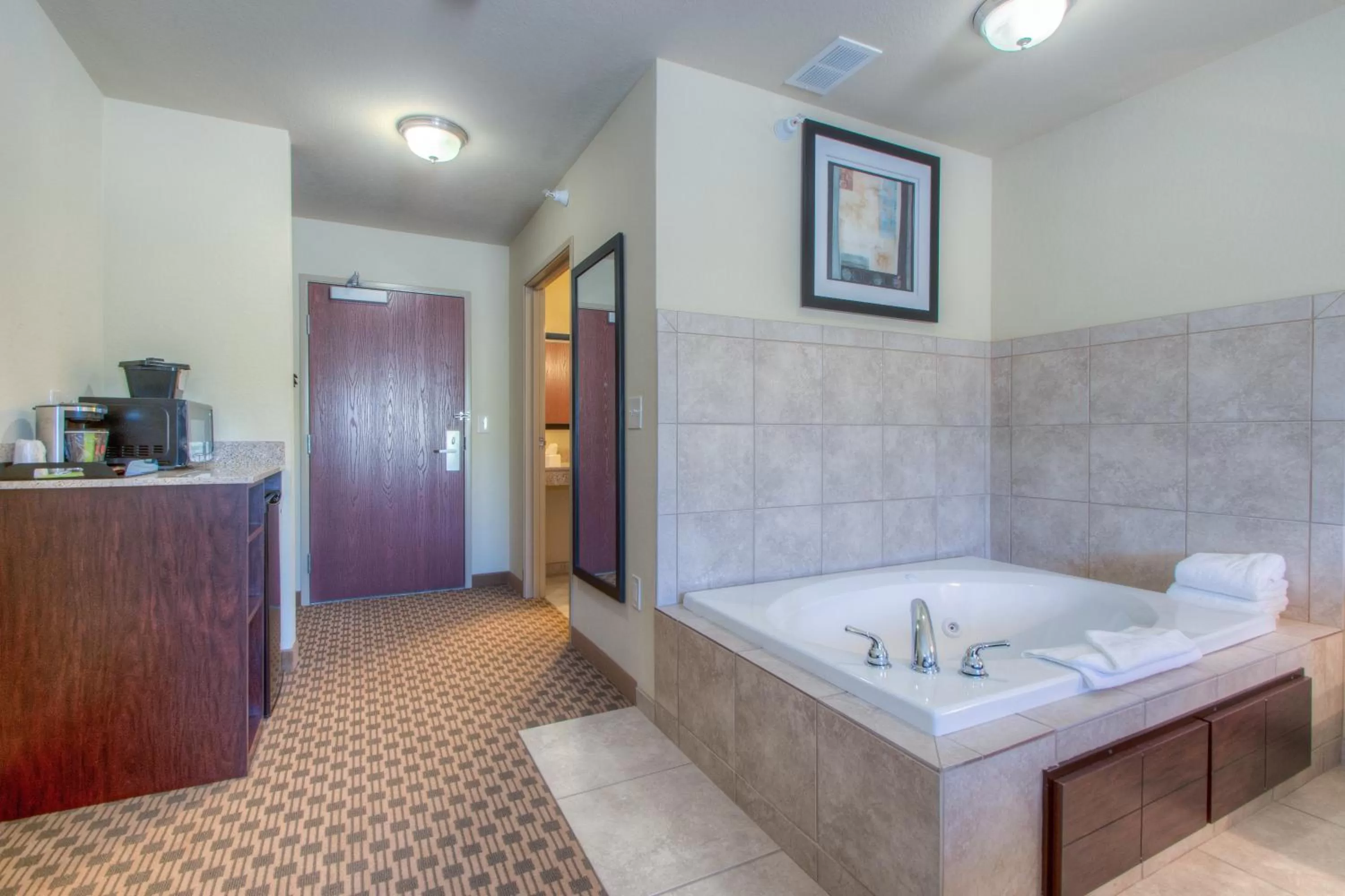 King Suite with Whirlpool in Cobblestone Inn & Suites - Harper