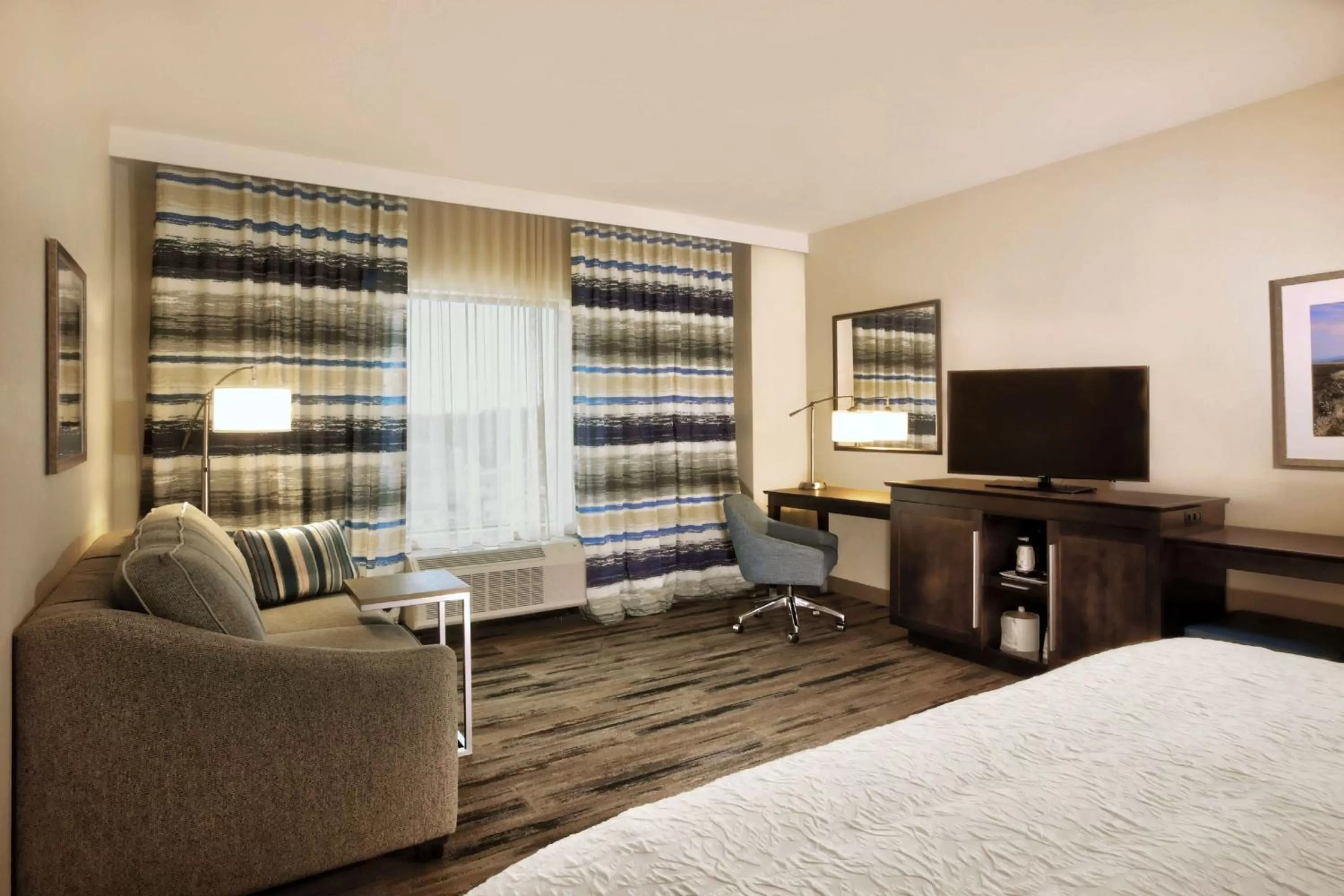 King Room with Accessible Tub - Mobility and Hearing Access/Non-Smoking in Hampton Inn & Suites By Hilton Baltimore/Aberdeen, Md