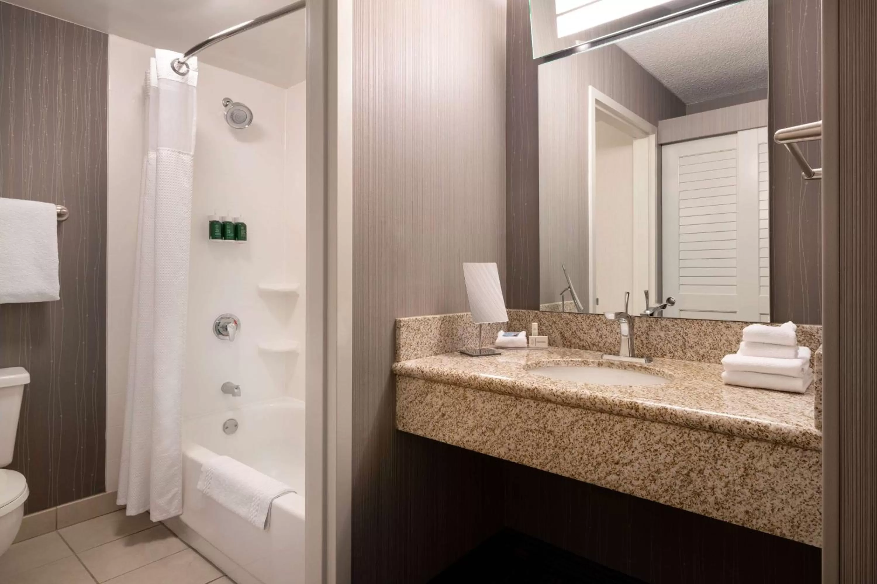 One-Bedroom Queen Suite - Mobility Accessible Tub in Sonesta Select Camarillo