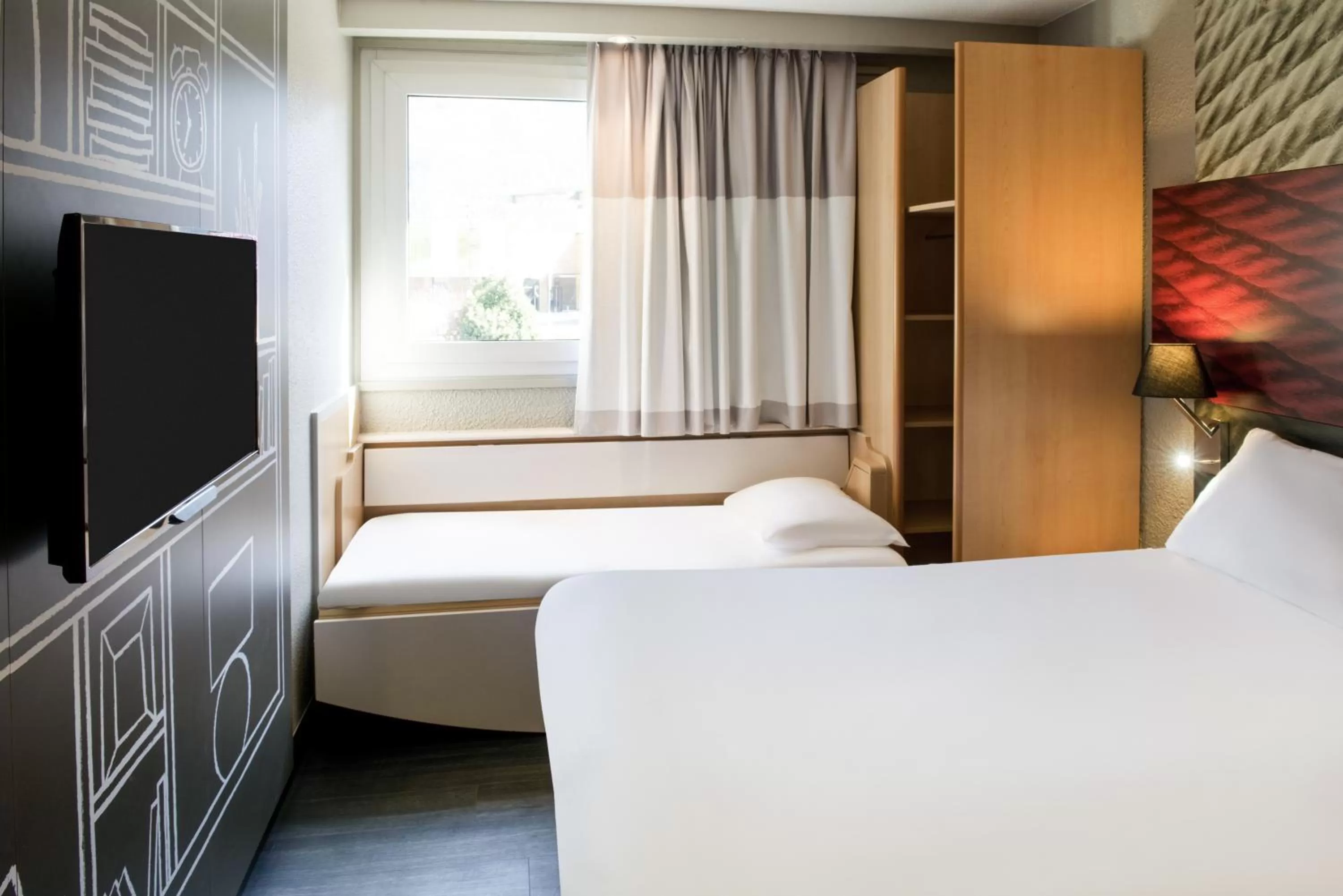 Standard Room with One Double Bed and One Single Bed in Ibis Sallanches Porte du MontBlanc