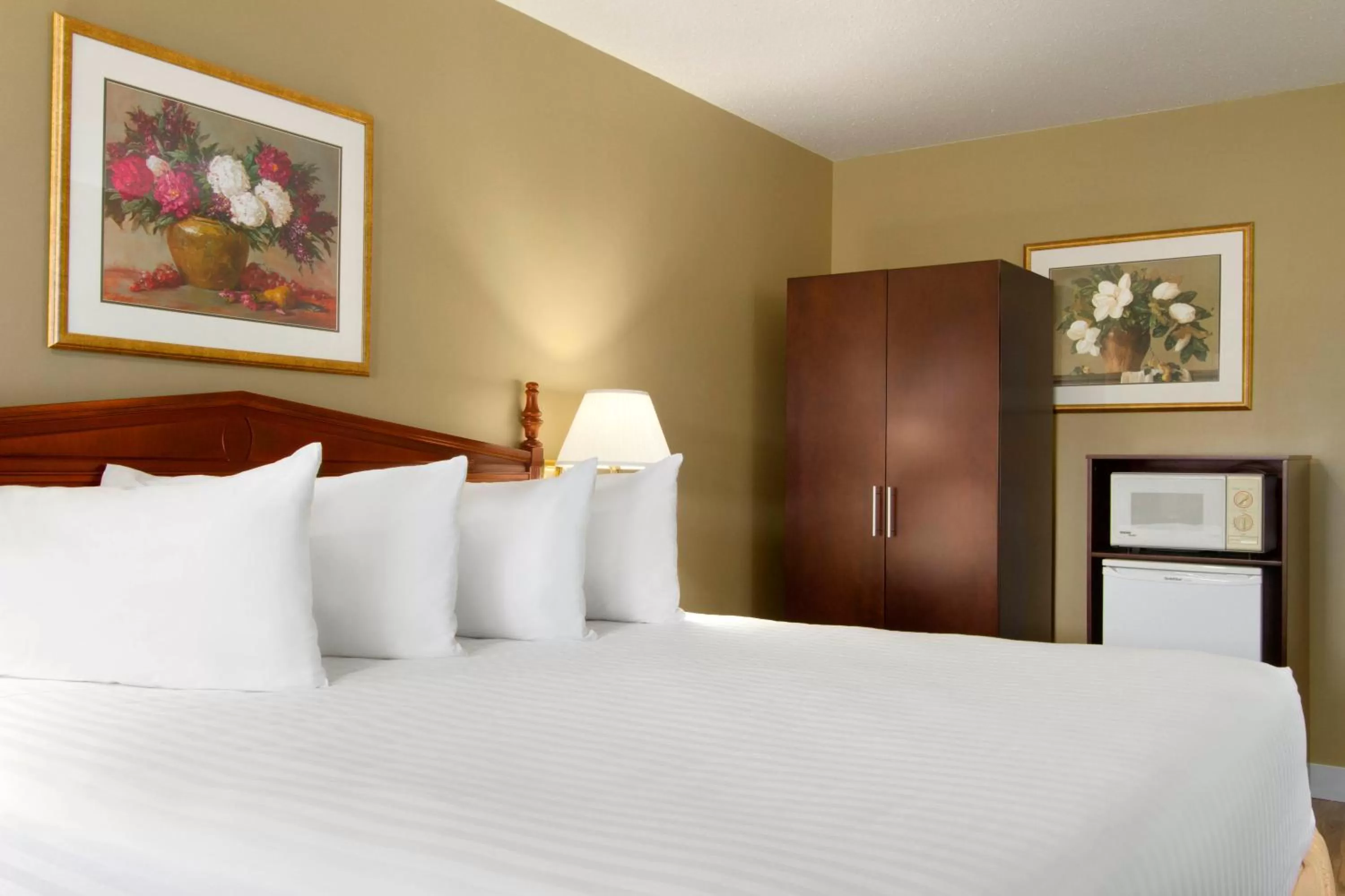 Queen Room - Non-Smoking in Days Inn by Wyndham Vernon