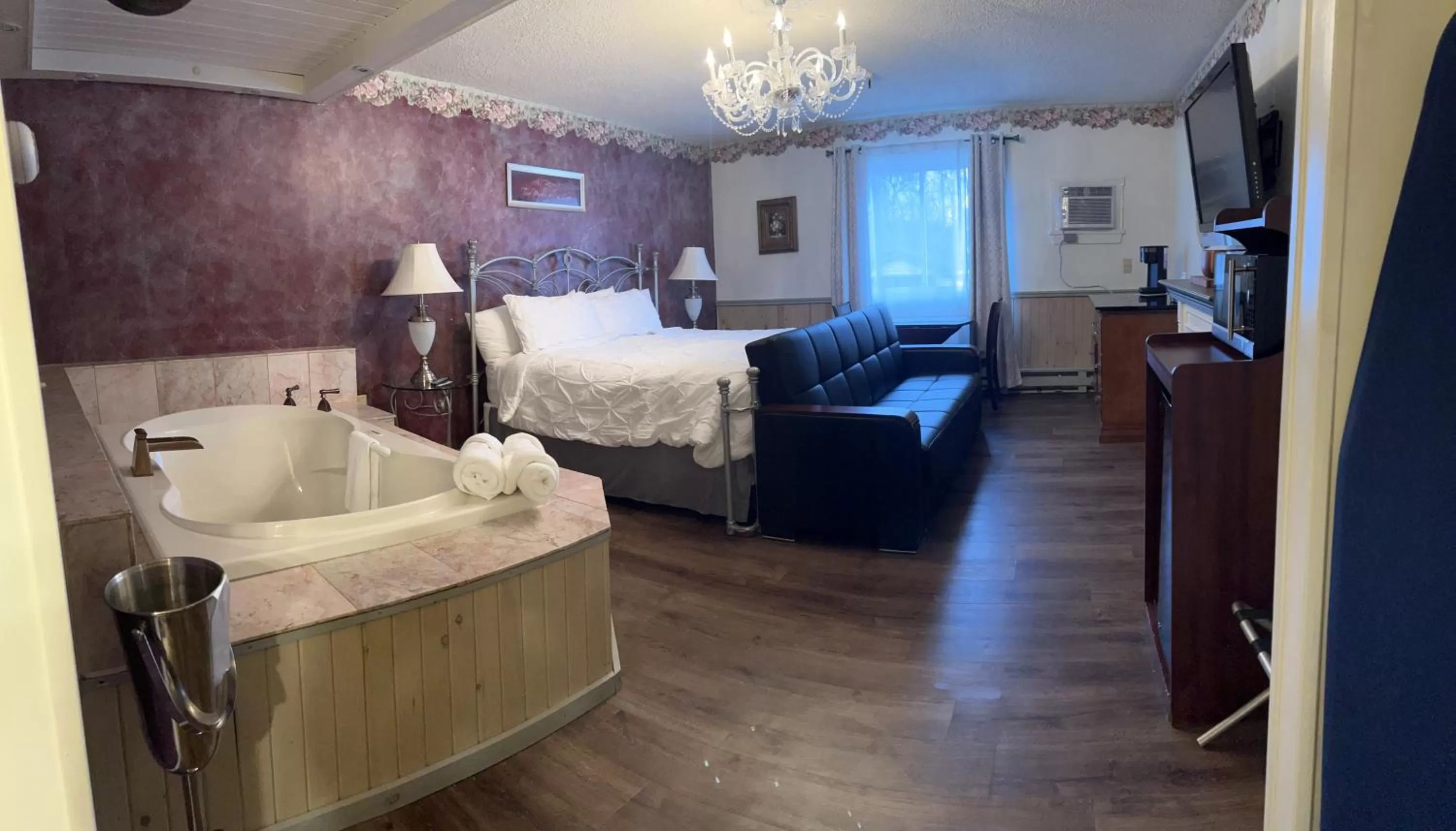 King Suite with Spa Bath in Vacationland Inn & Suites