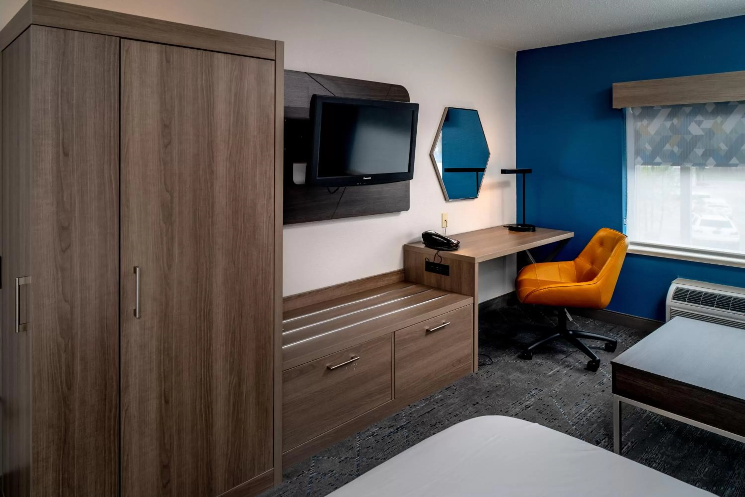 King Suite - Disability Access/Non-Smoking in Holiday Inn Express - Charleston/Kanawha City by IHG