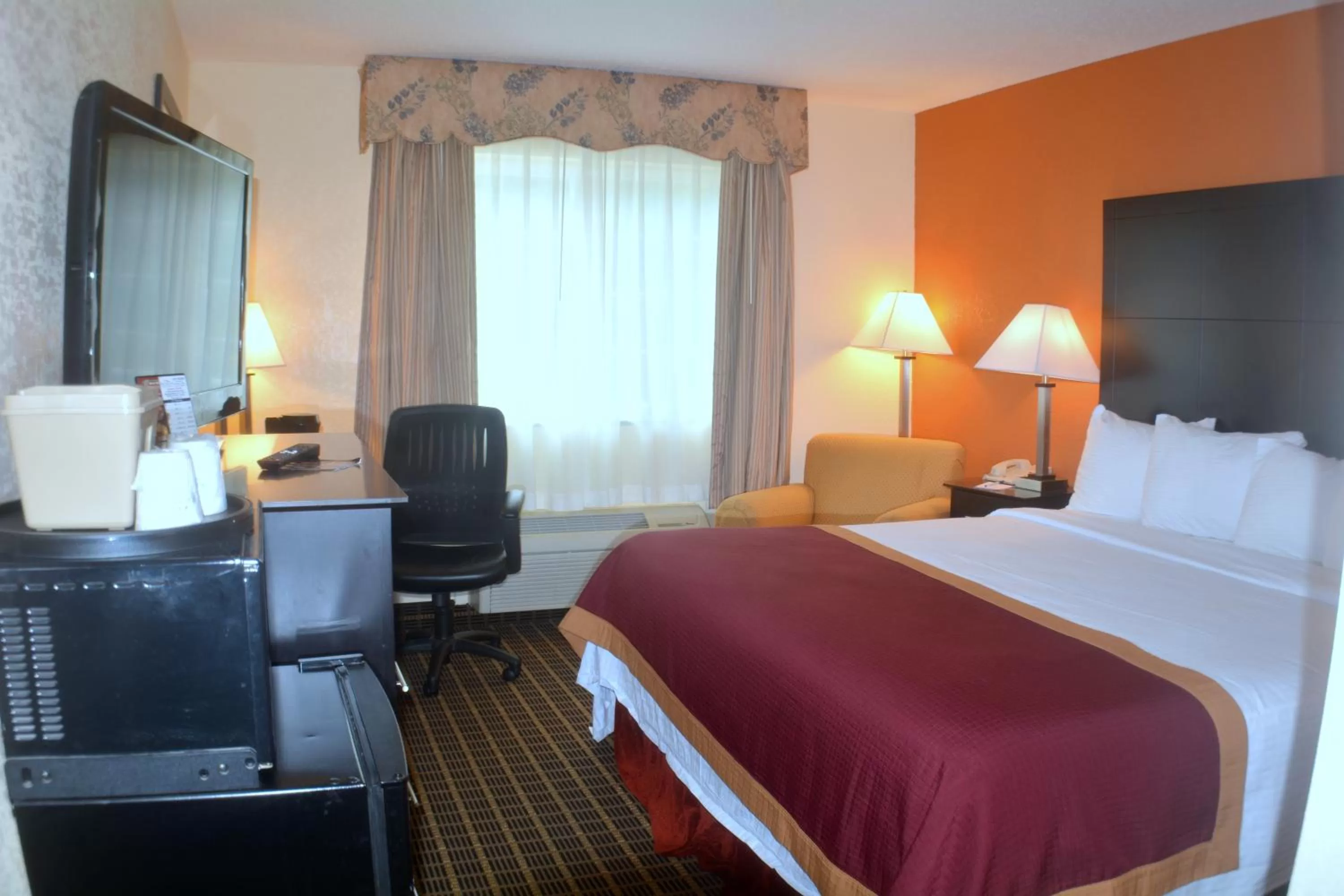 Queen Room - Disability Access/Non-Smoking in Baymont by Wyndham Muskegon