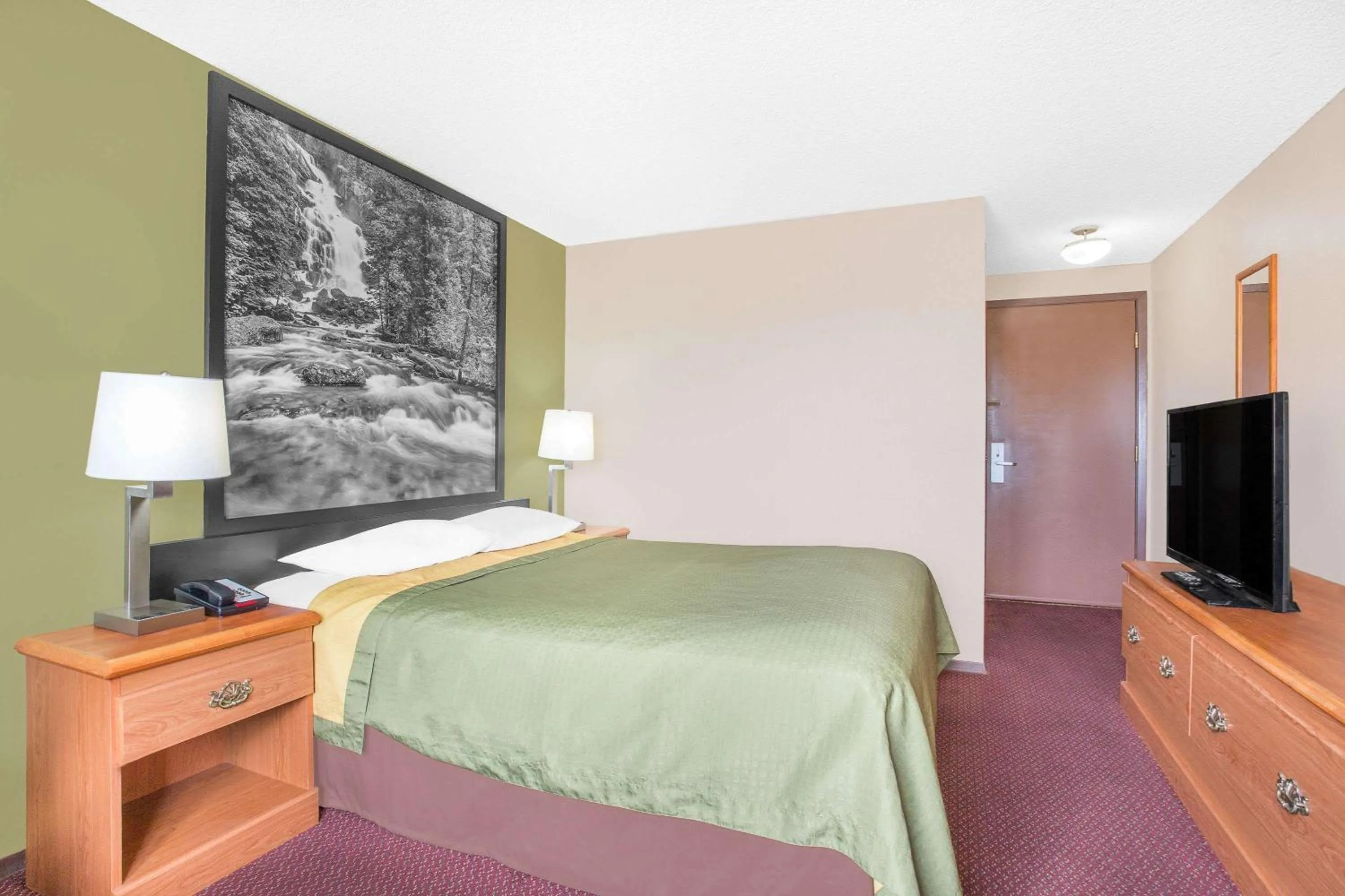 Queen Room - Non-Smoking in Super 8 by Wyndham Riverton