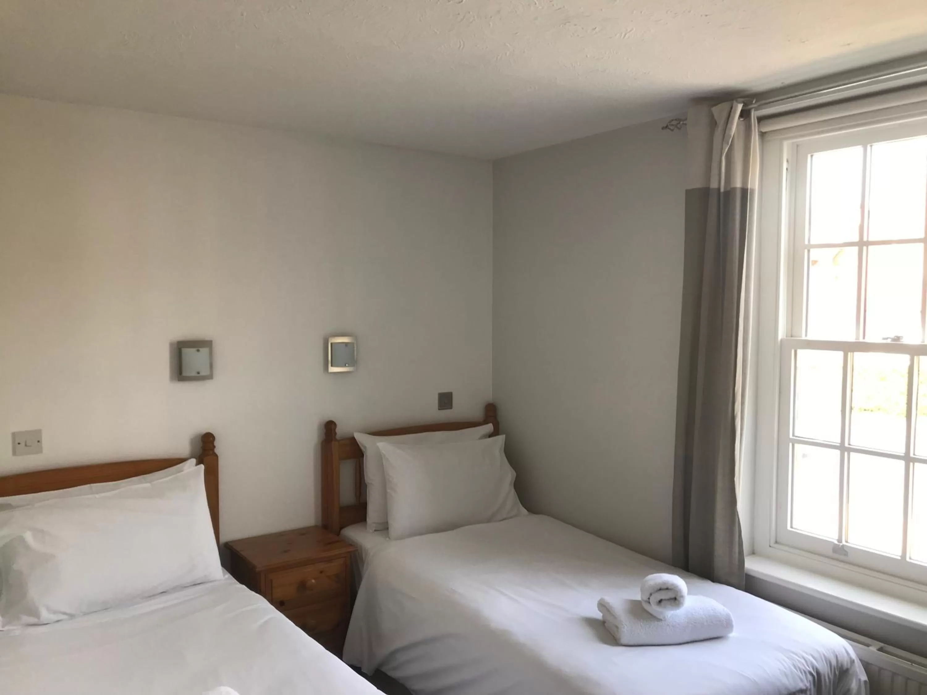 Twin Room with Private Bathroom in The Wheatsheaf Inn