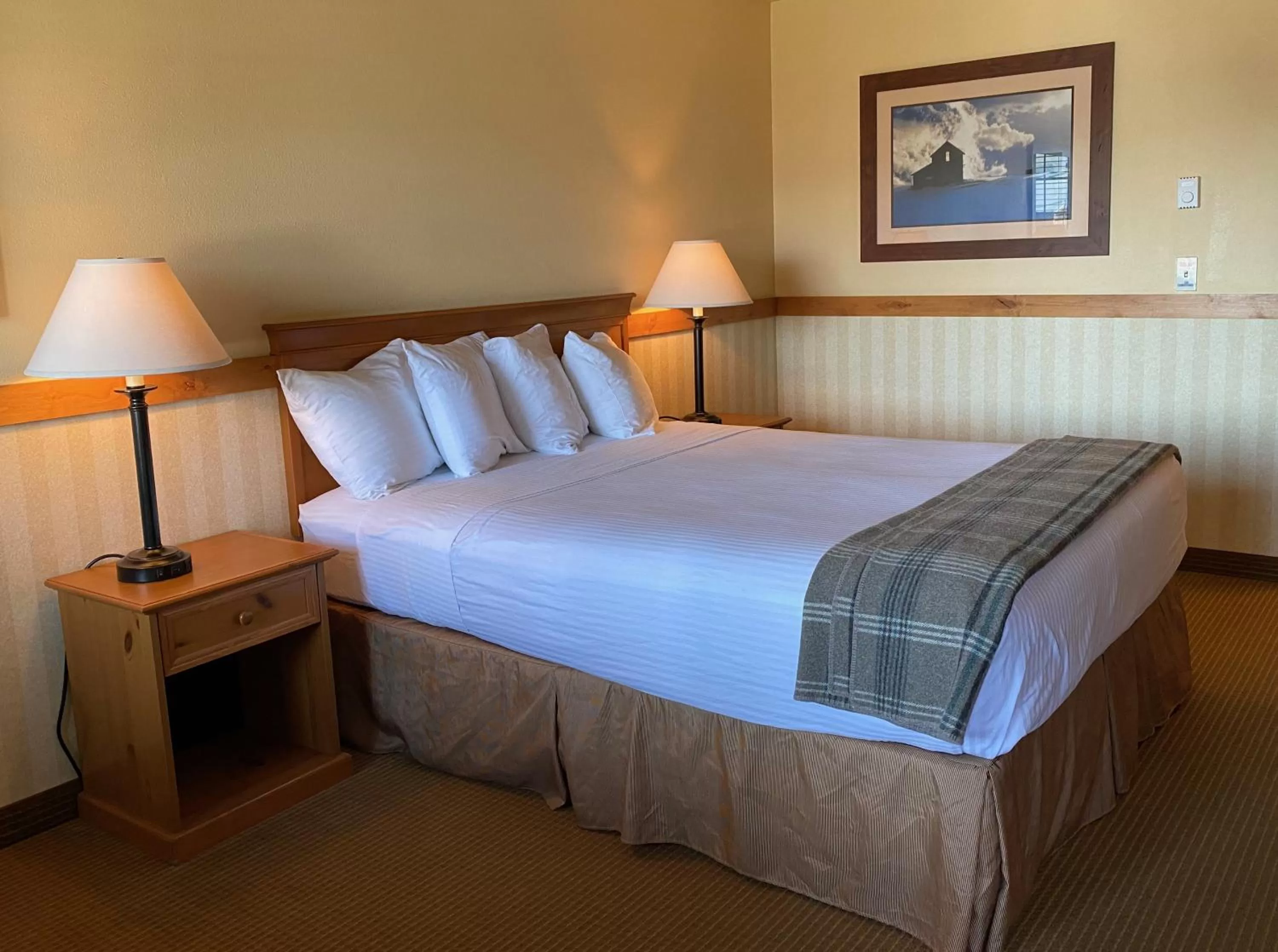 European Queen in Cousin's Country Inn