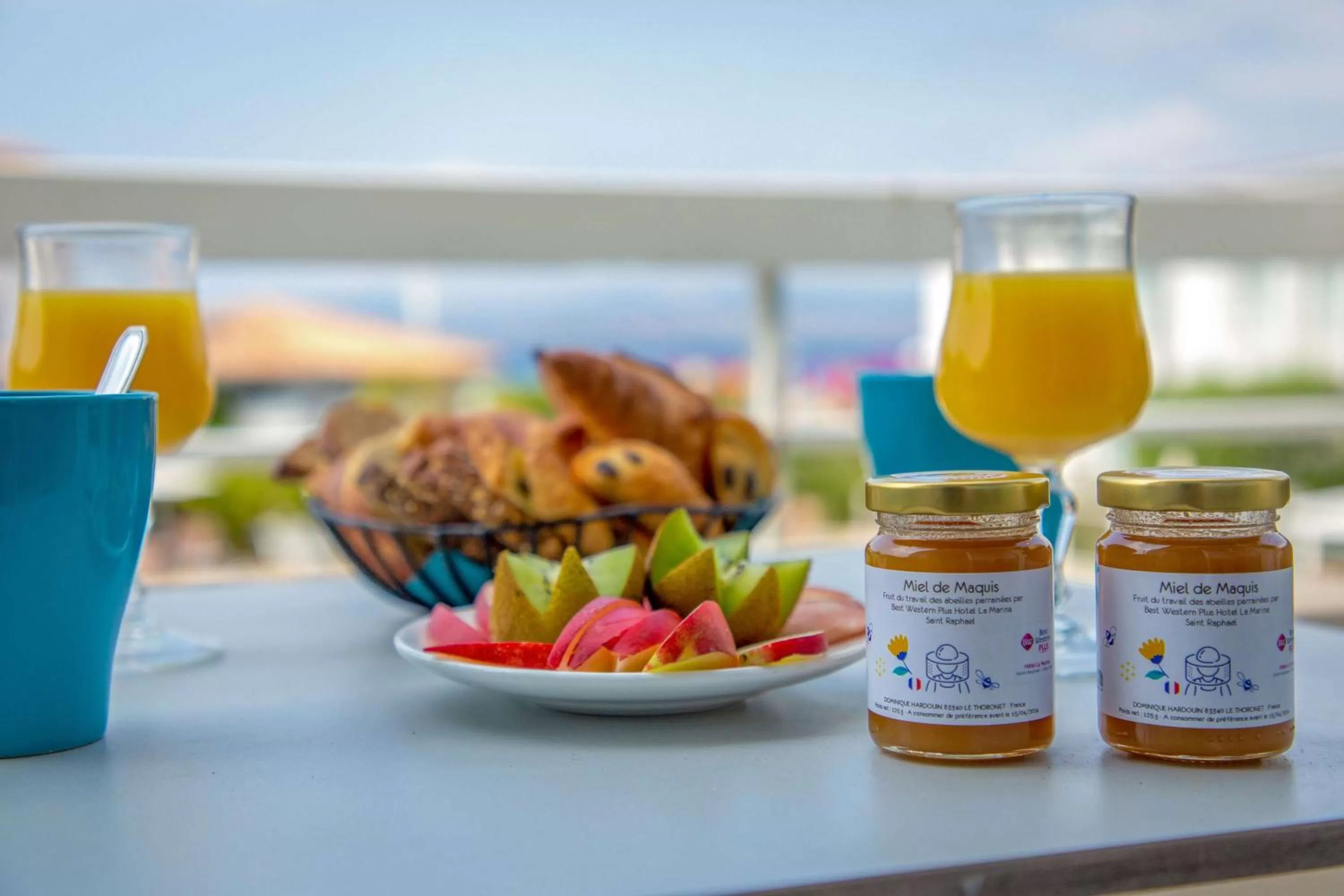 Queen Suite with Port View - Non-Smoking in Best Western Plus La Marina