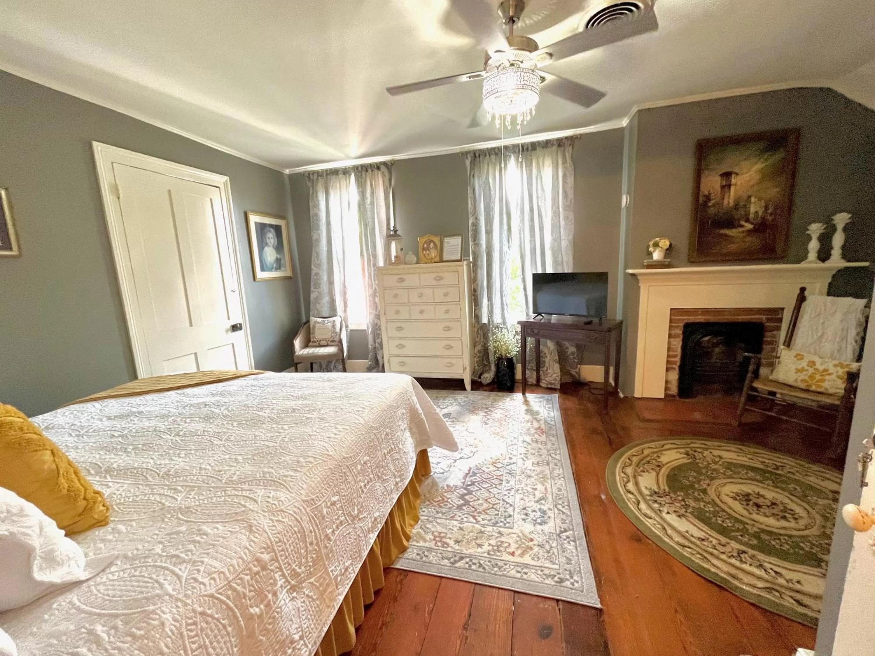 Deluxe King Suite in The Beaumont House Natchez