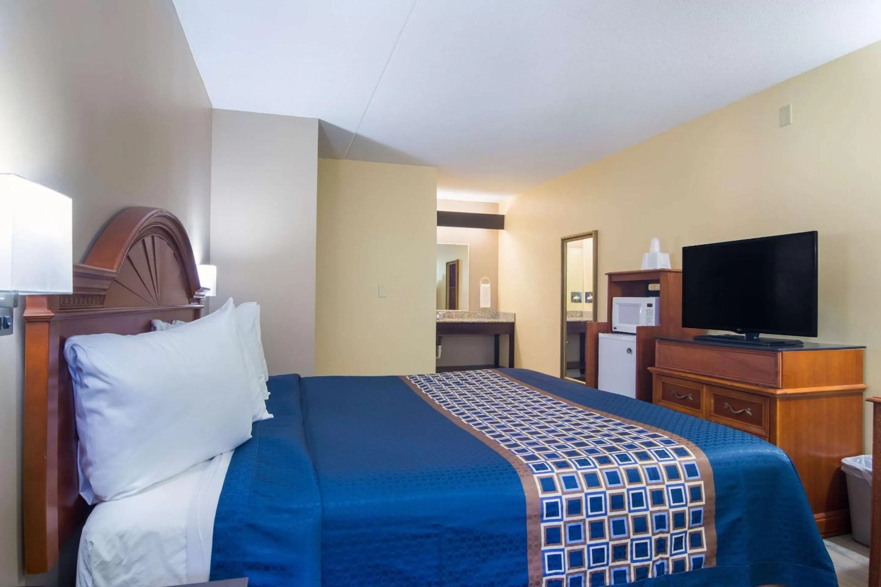 King Room - Accessible/Non-Smoking in Rodeway Inn & Suites Monroeville-Pittsburgh