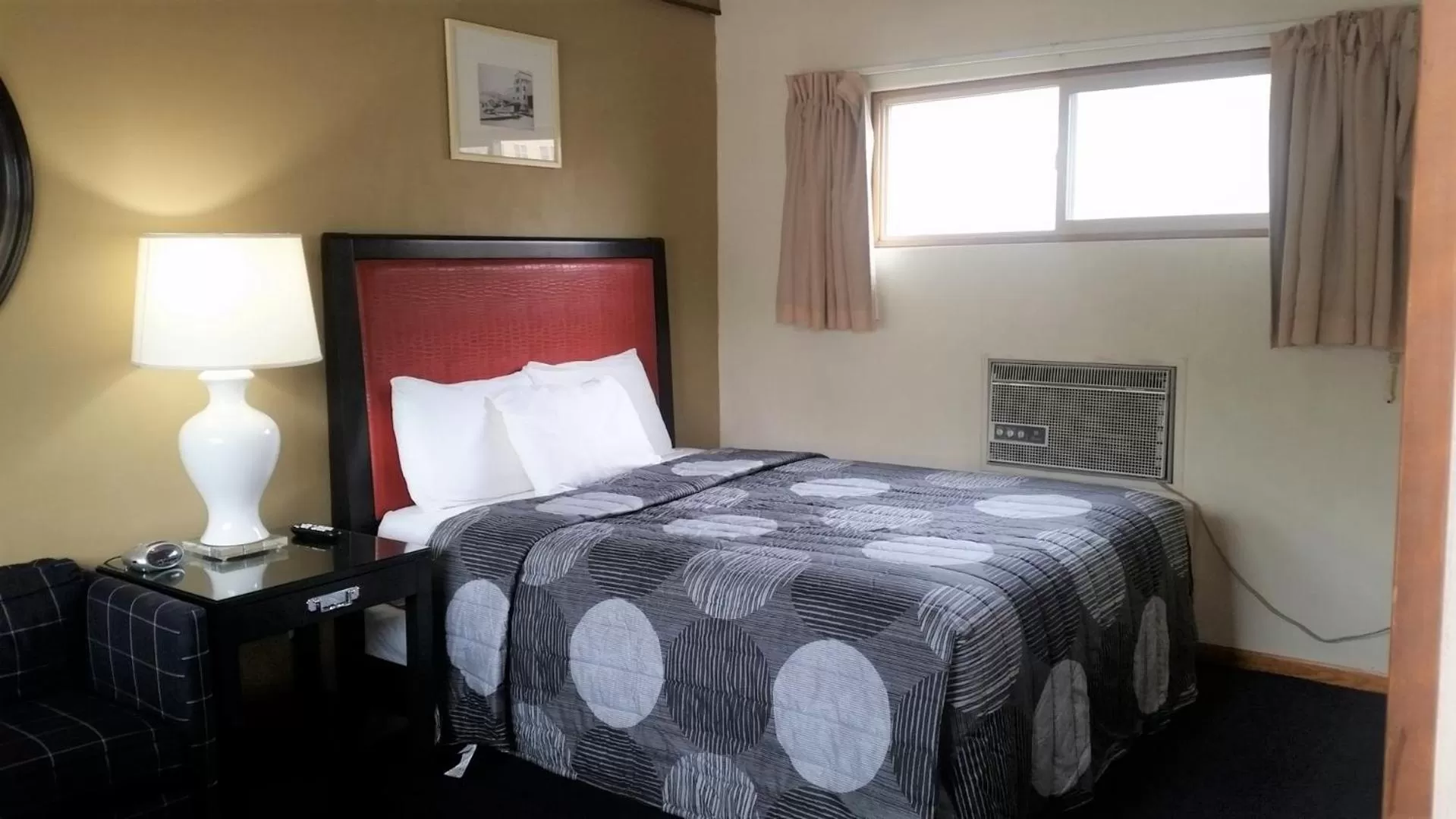 Queen Room - single occupancy in The Simplicity Inn