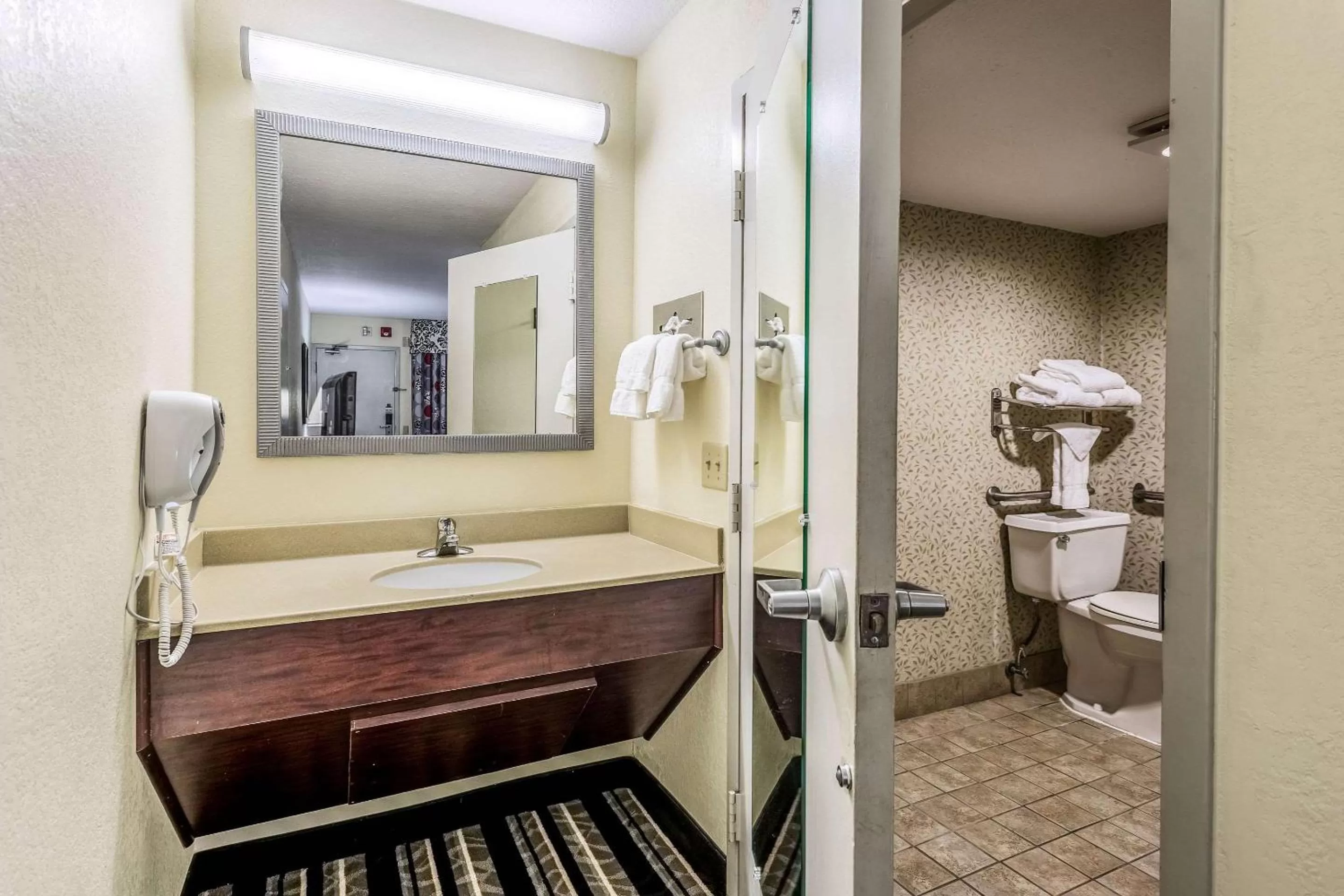 Queen Room with Tub - Accessible/Non-Smoking in Clarion Pointe Huntsville Research Park