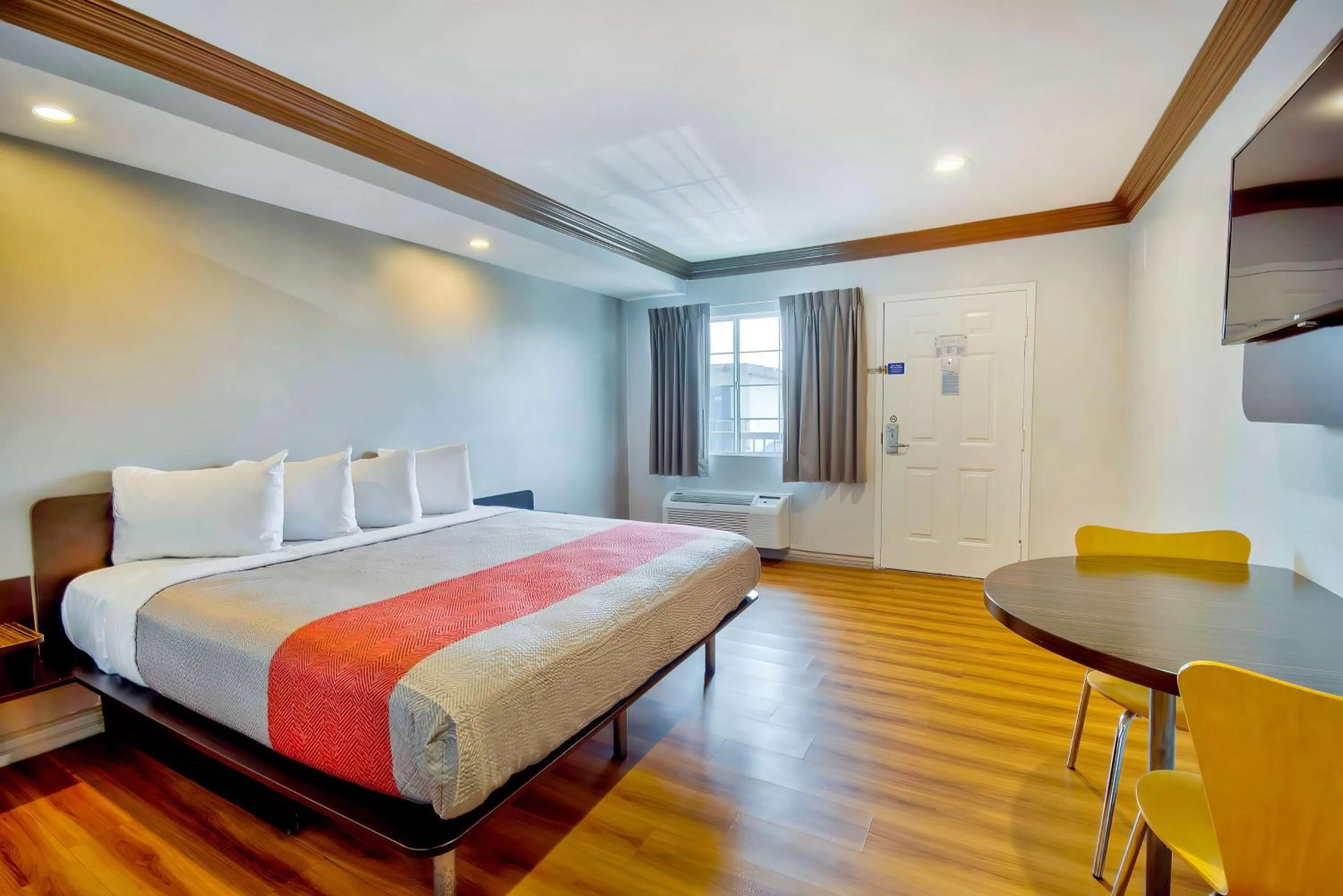 Deluxe King Room - Smoking in Motel 6 Gardena