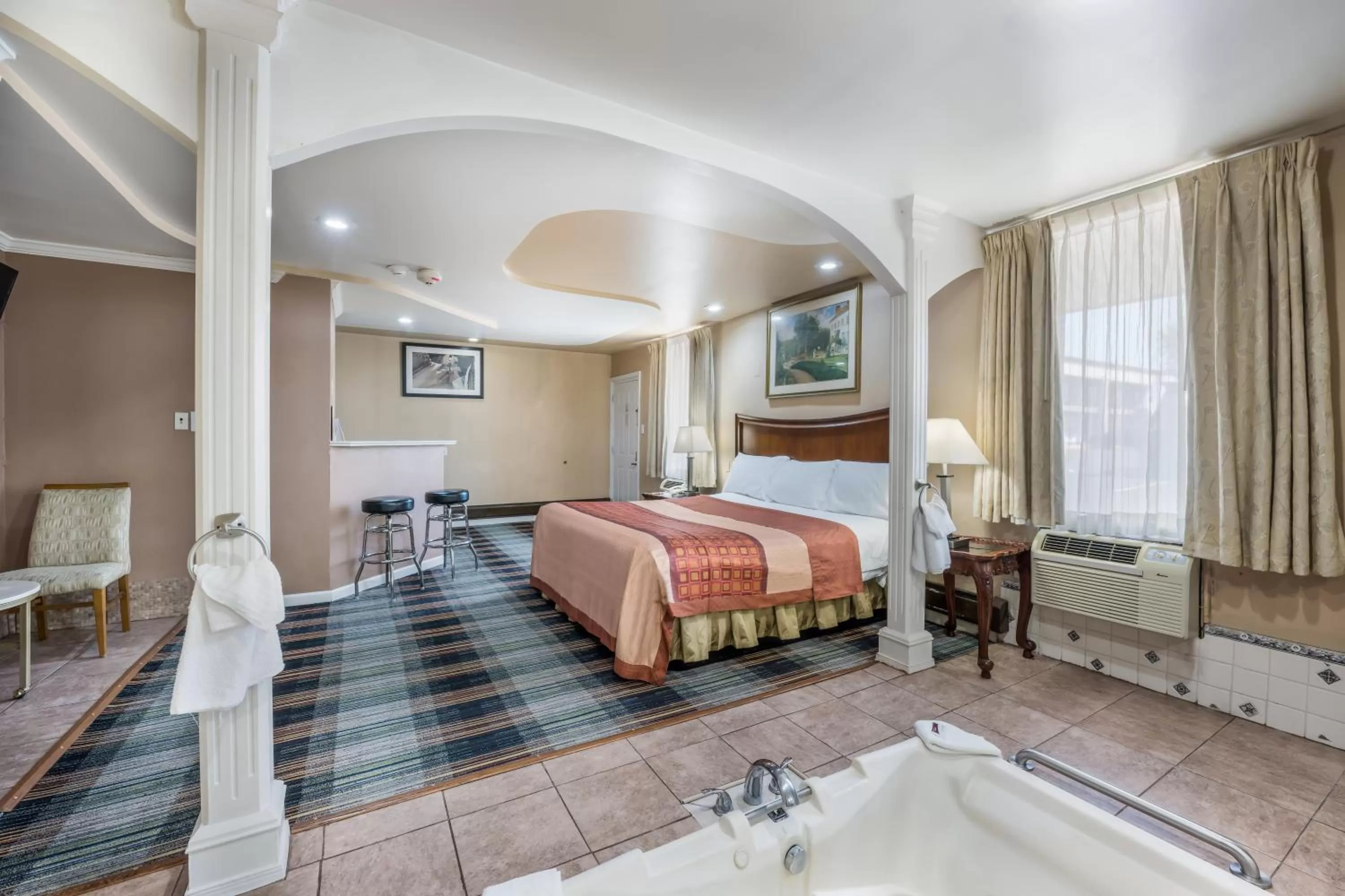  King Bed Smoking with Jetted Tub - single occupancy in Knights Inn Trevose