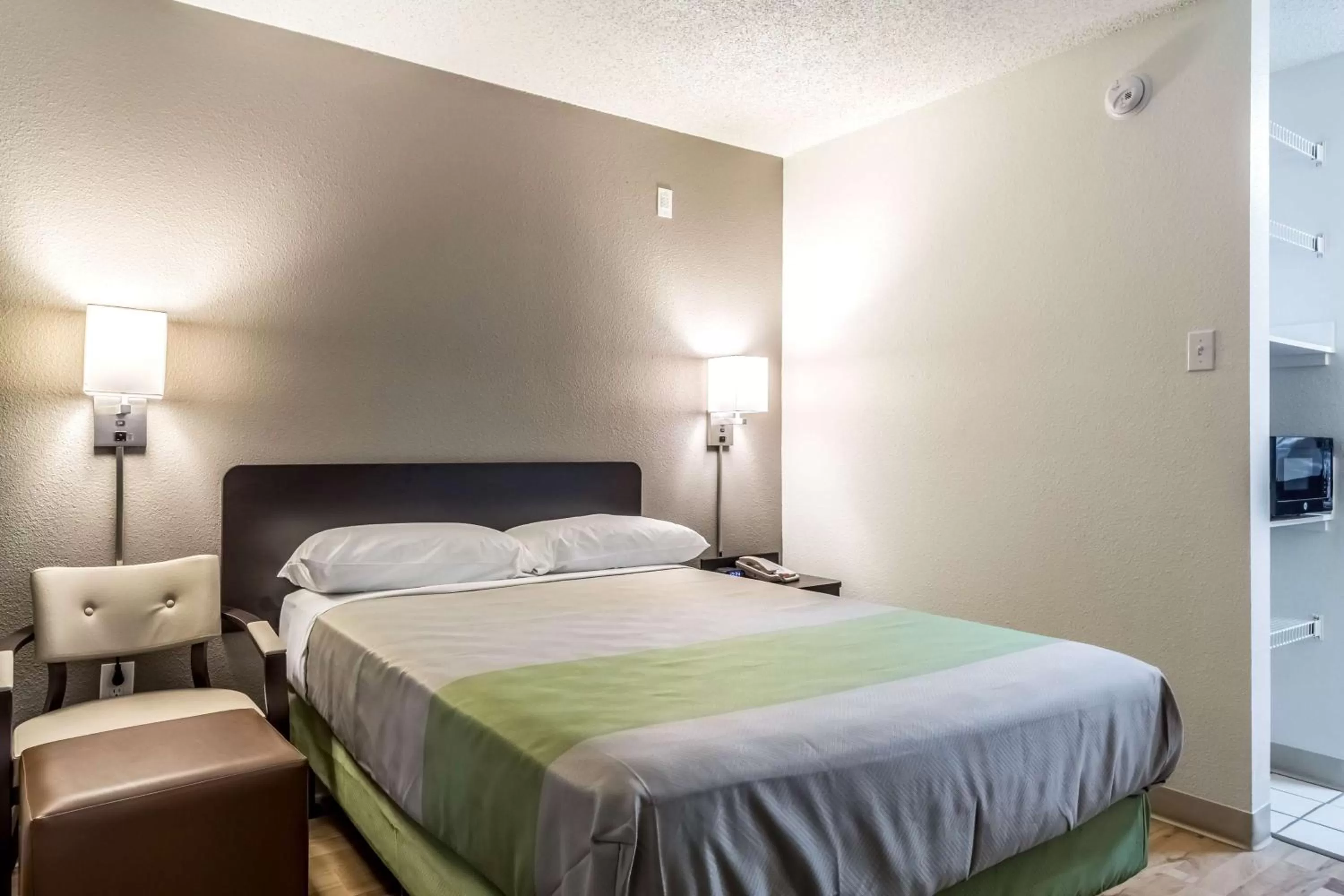 Queen Suite - single occupancy - Smoking in Studio 6-Dallas, TX - Northwest