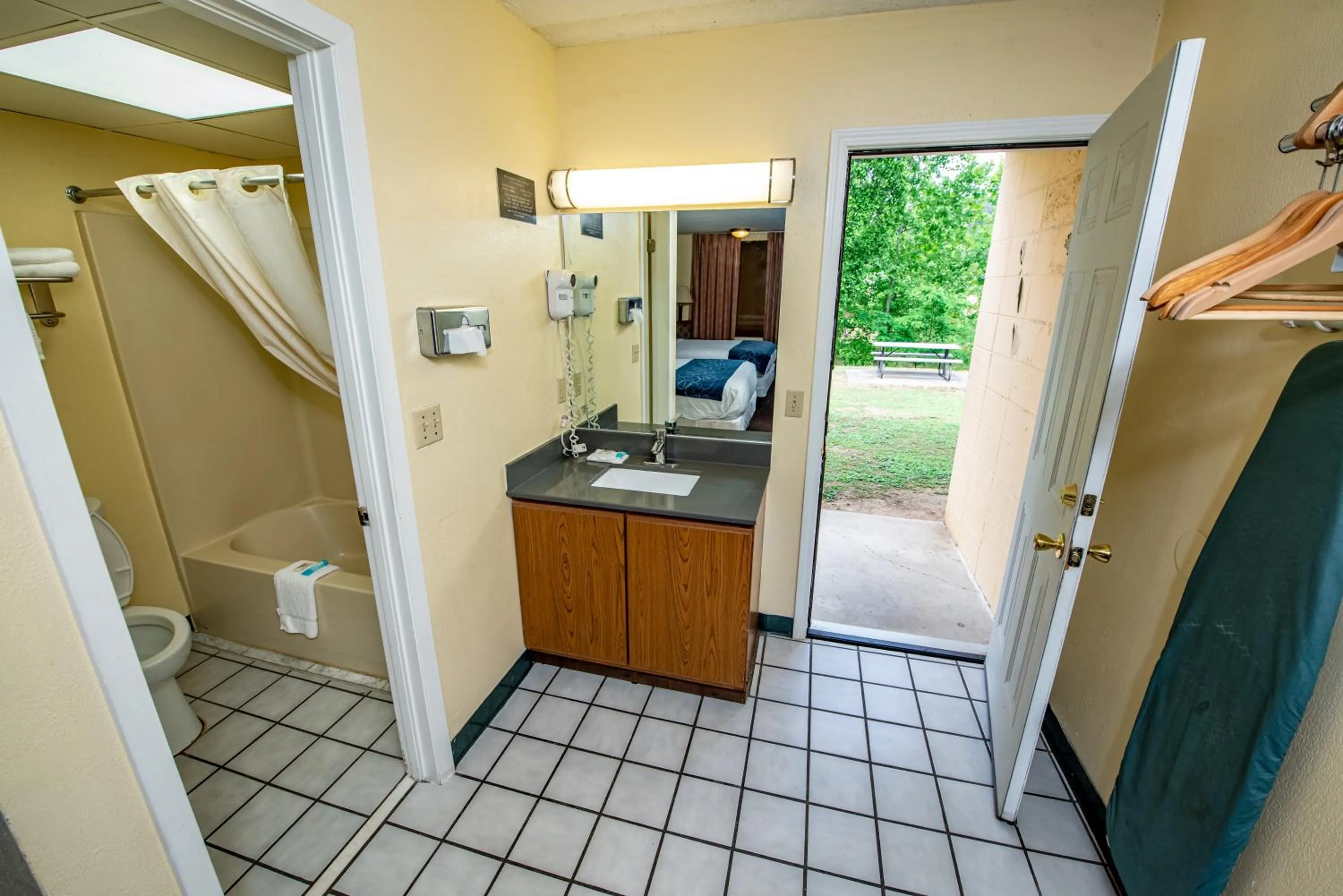 Queen Room with Two Queen Beds - River View (Non Smoking) in River Place Inn