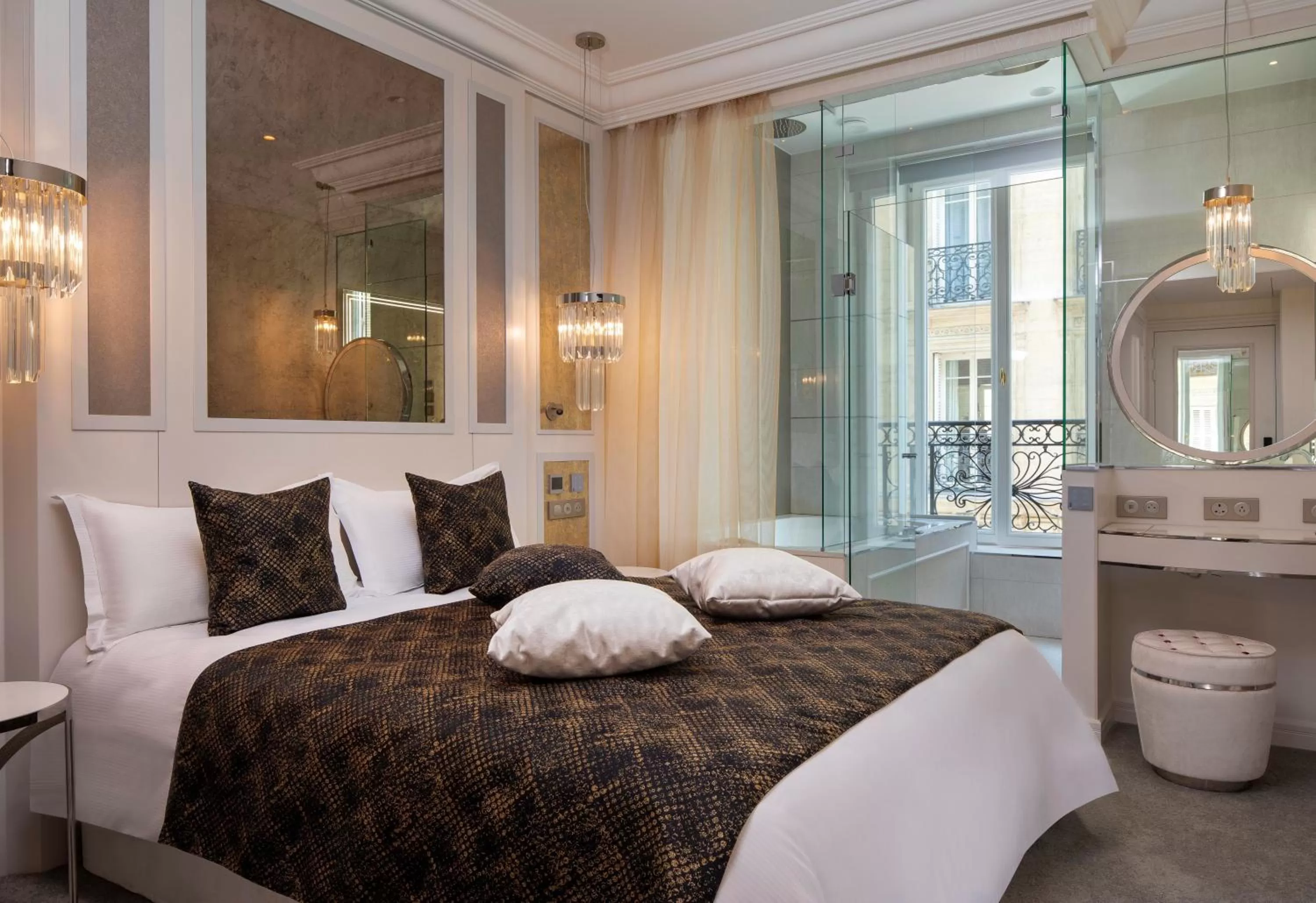 Classic Room - Elegant with Jacuzzi in Paris j'Adore Hotel & Spa