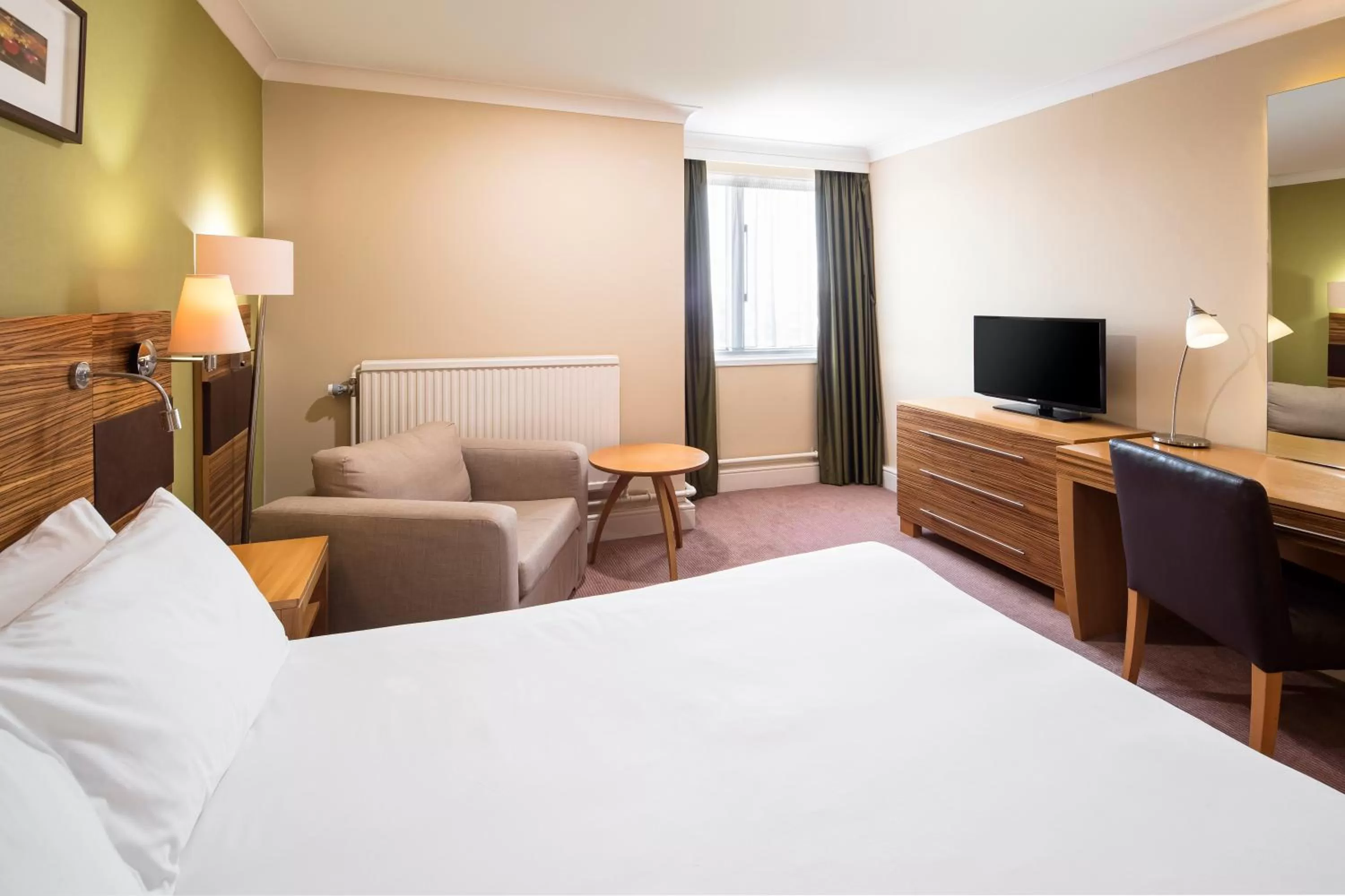 Standard Queen Room with Single Sofa Bed in Crowne Plaza Chester by IHG