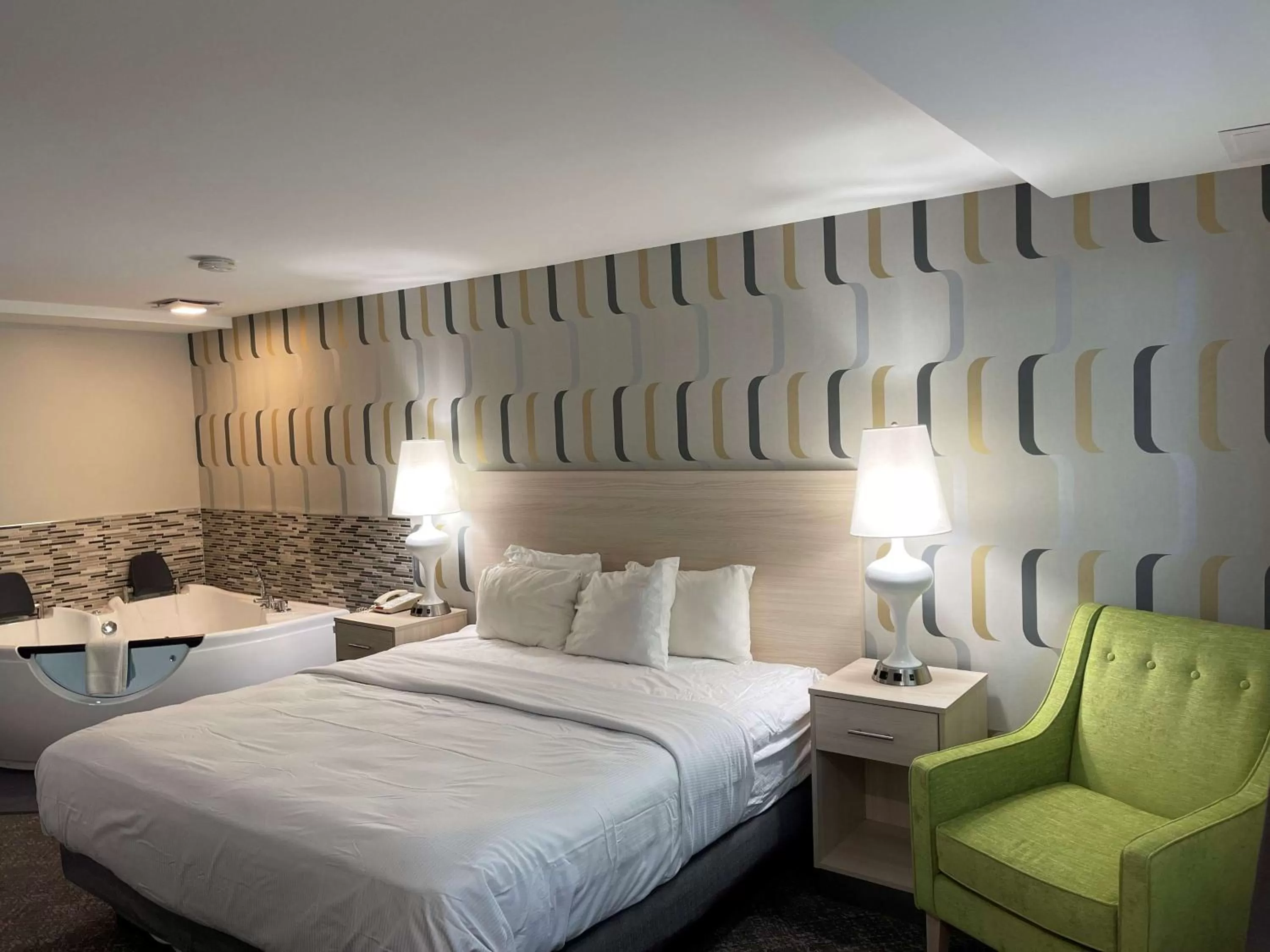 King Room with Jetted Tub (Not Pet-Friendly) in Woodwards White Mountain Resort, BW Signature Collection