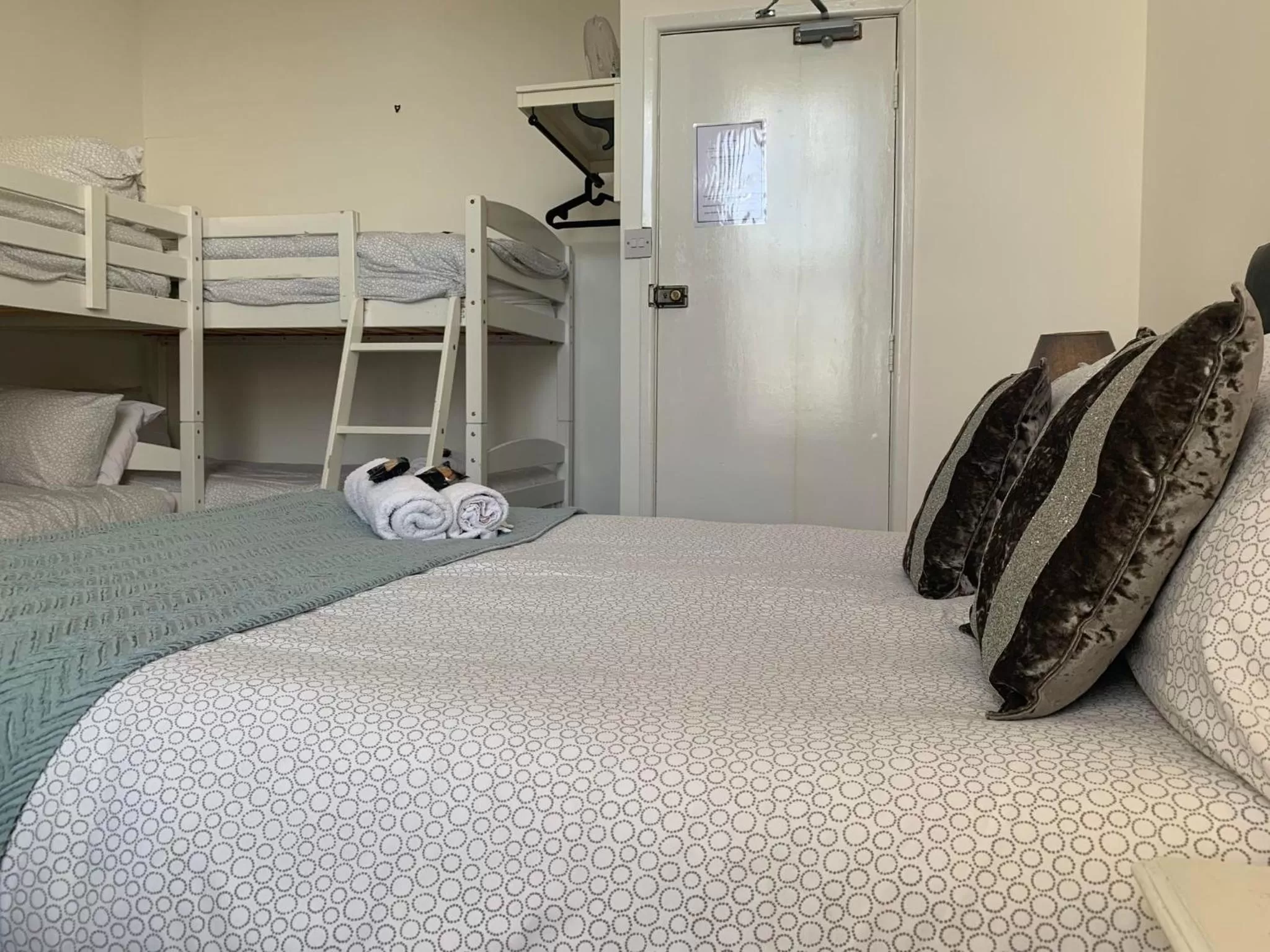 Family of 6 with Bunks in The Jubilee Hotel East - with NEWLY REFURBISHED SPA FACILITIES - GAMESPIT - AND SMOKEHOUSE