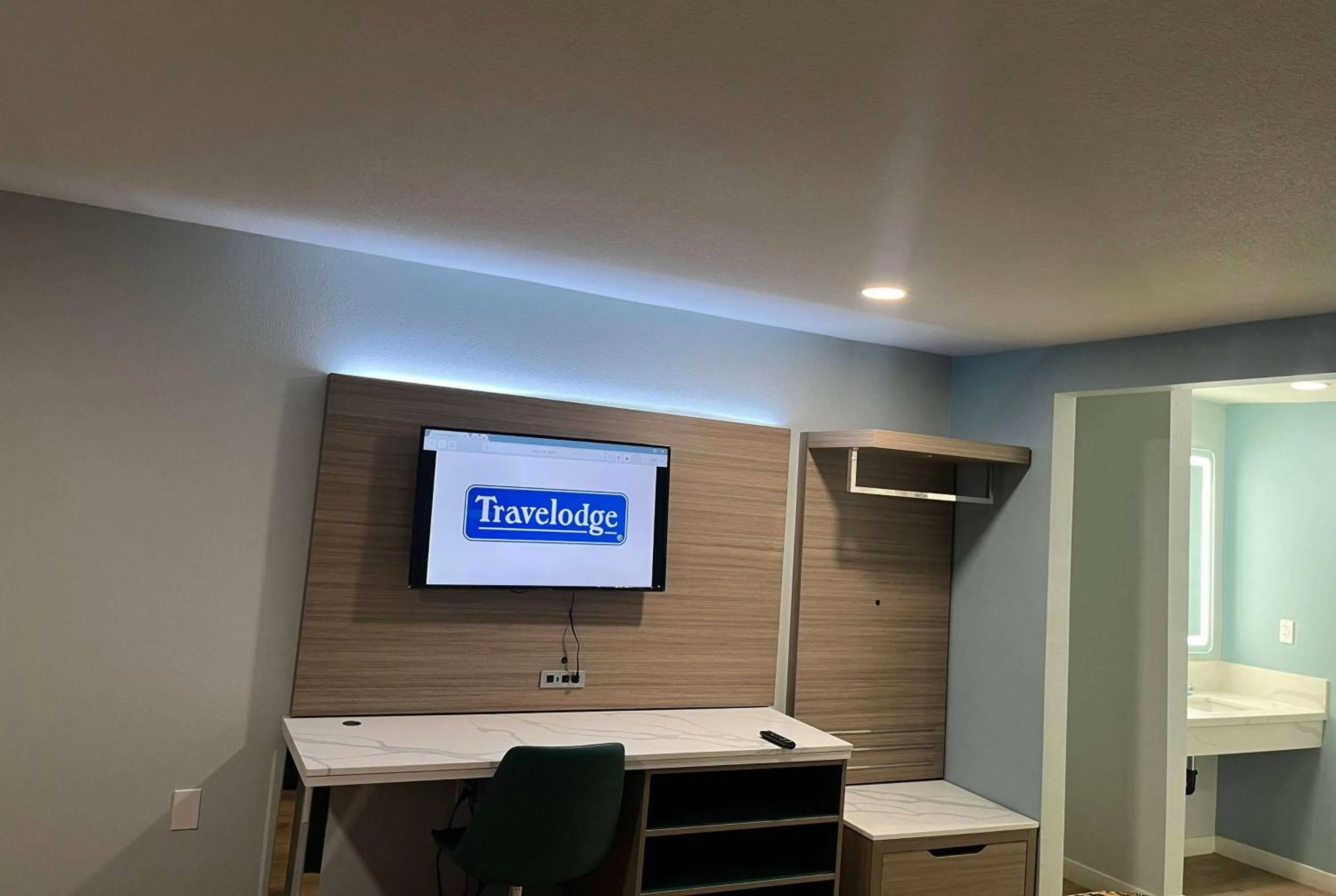 King Room with Tub w/Grab Bars - Mobility Access/Non-Smoking in Lemon Tree Motel