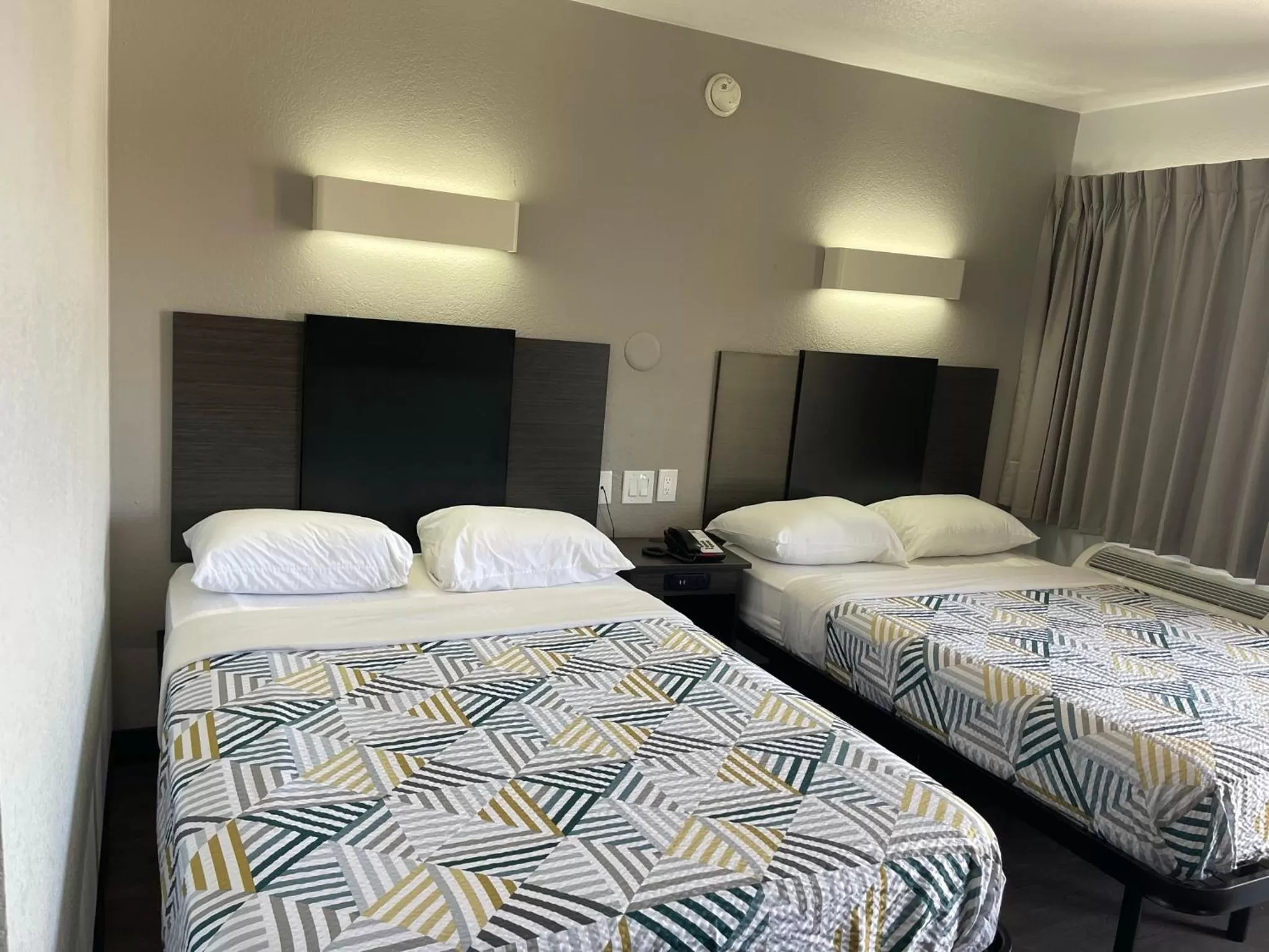 Double Room with Two Double Beds - Smoking in Motel 6 Denton, TX - UNT