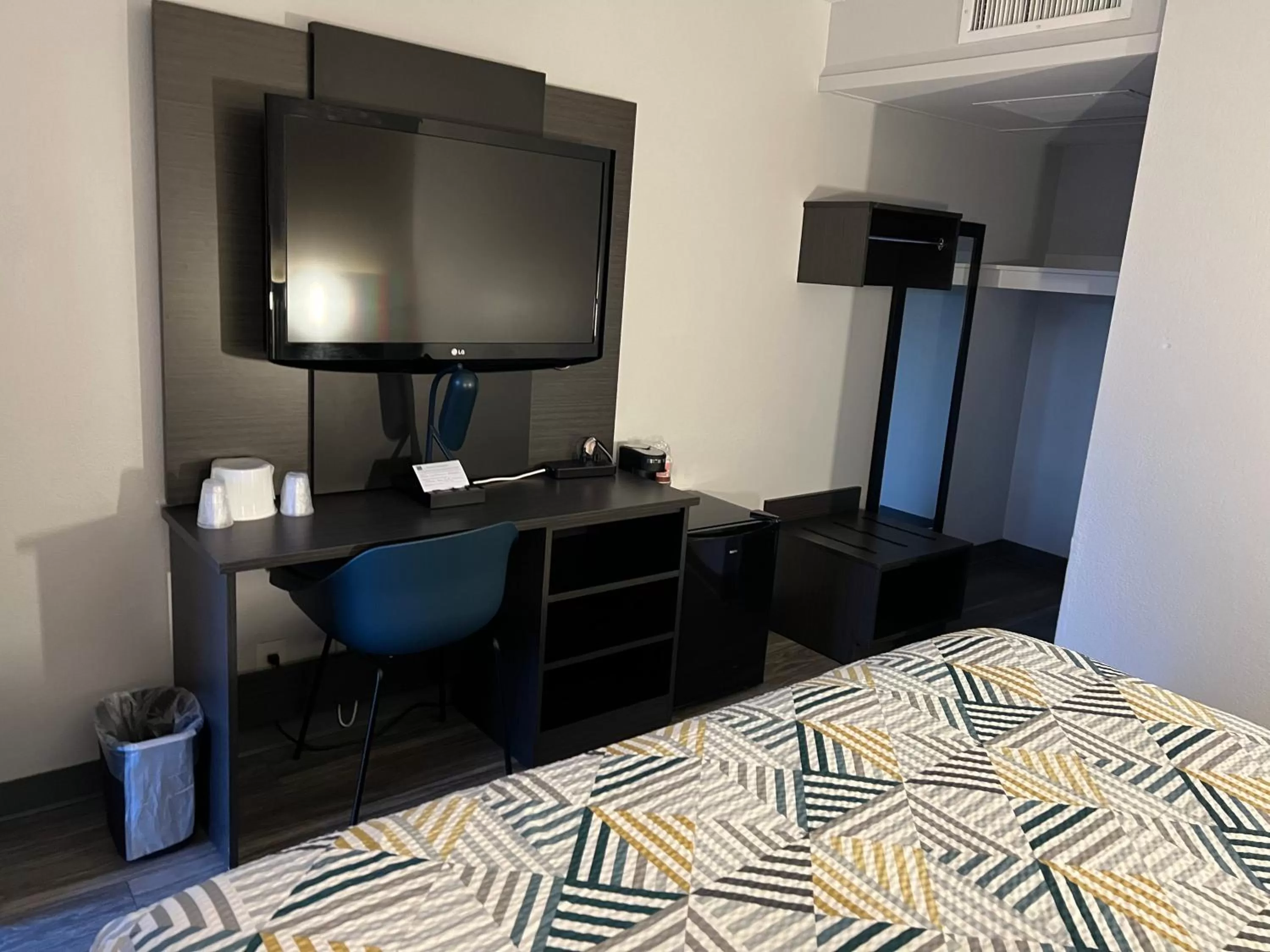 Queen Room - Disability Access - Roll in Shower in Motel 6-Ely, NV