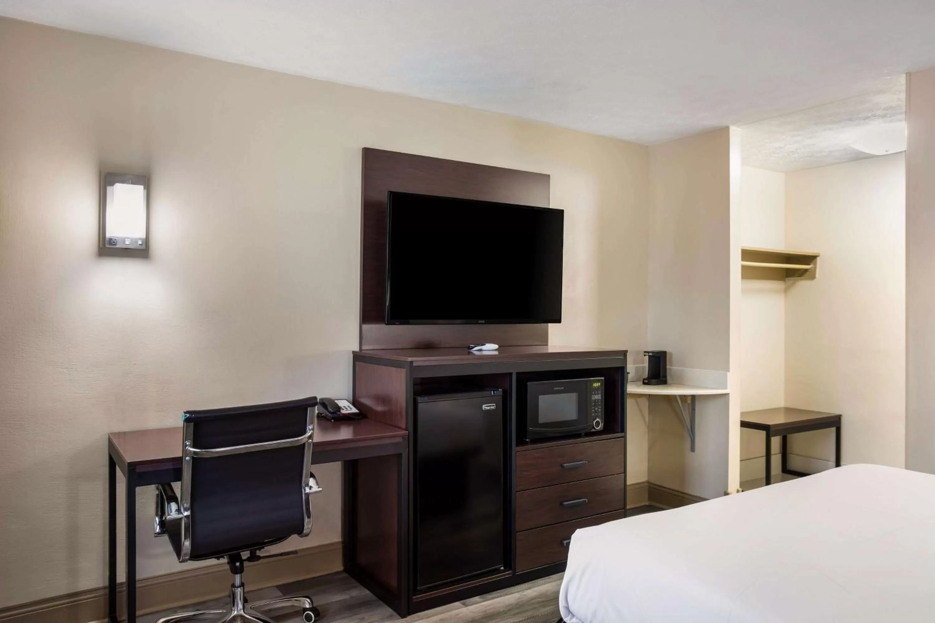 Queen Room in SureStay Hotel by Best Western Bardstown General Nelson