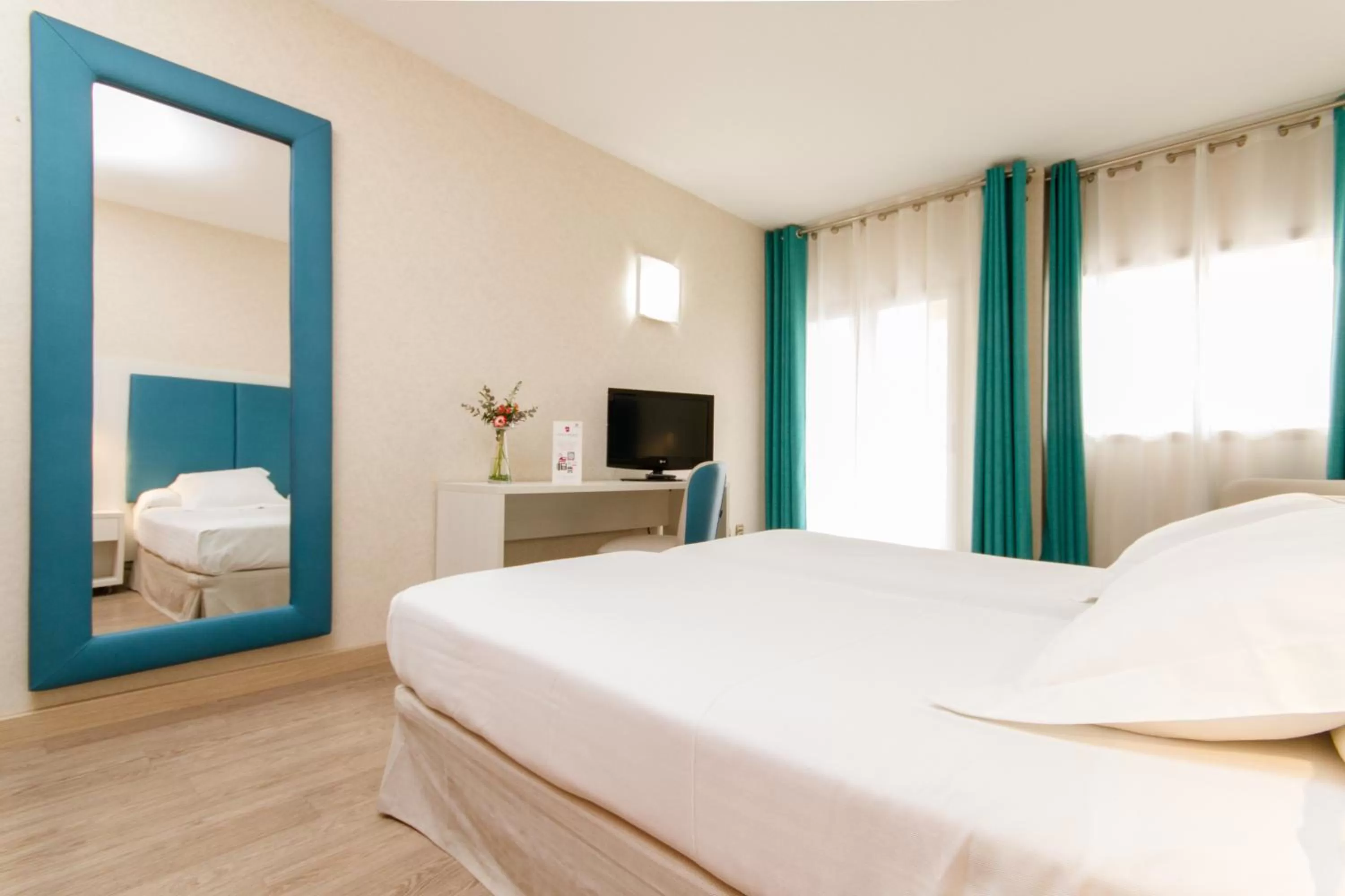 Superior Twin Room + Extra bed (3 Adults) in Hotel Castilla Alicante