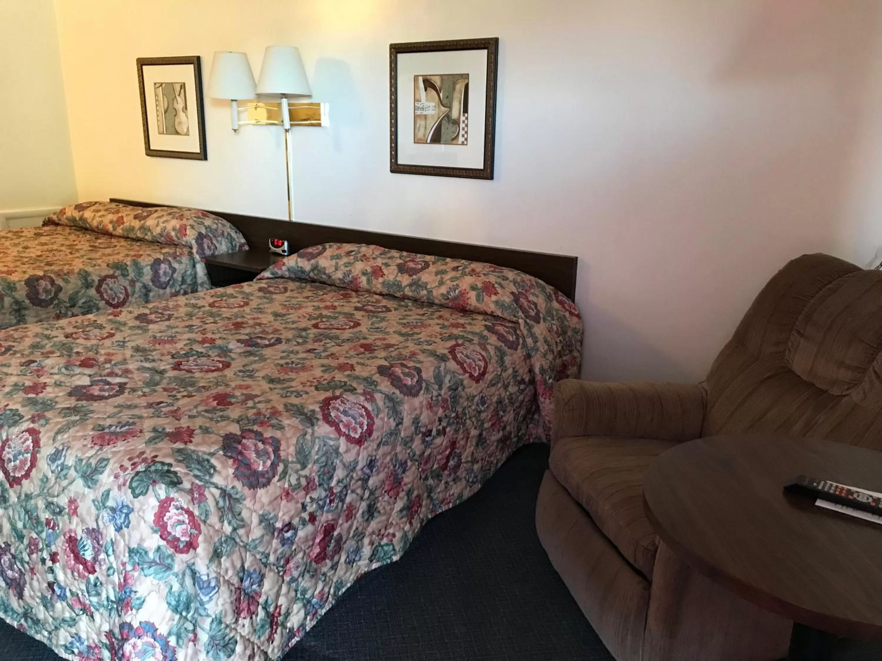 Deluxe Double Queen Room with Bath in Motel Grand