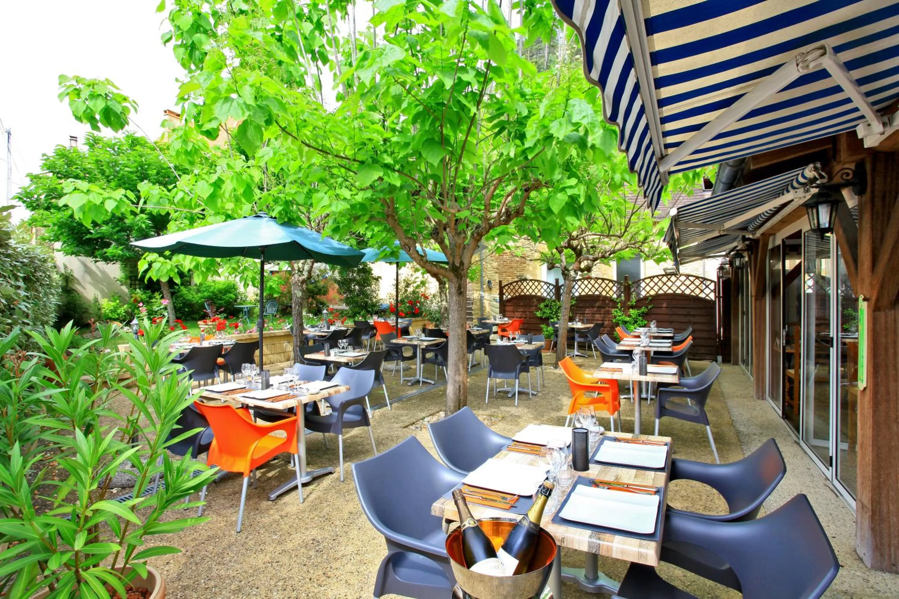 Patio in Logis Hôtel Le Cygne