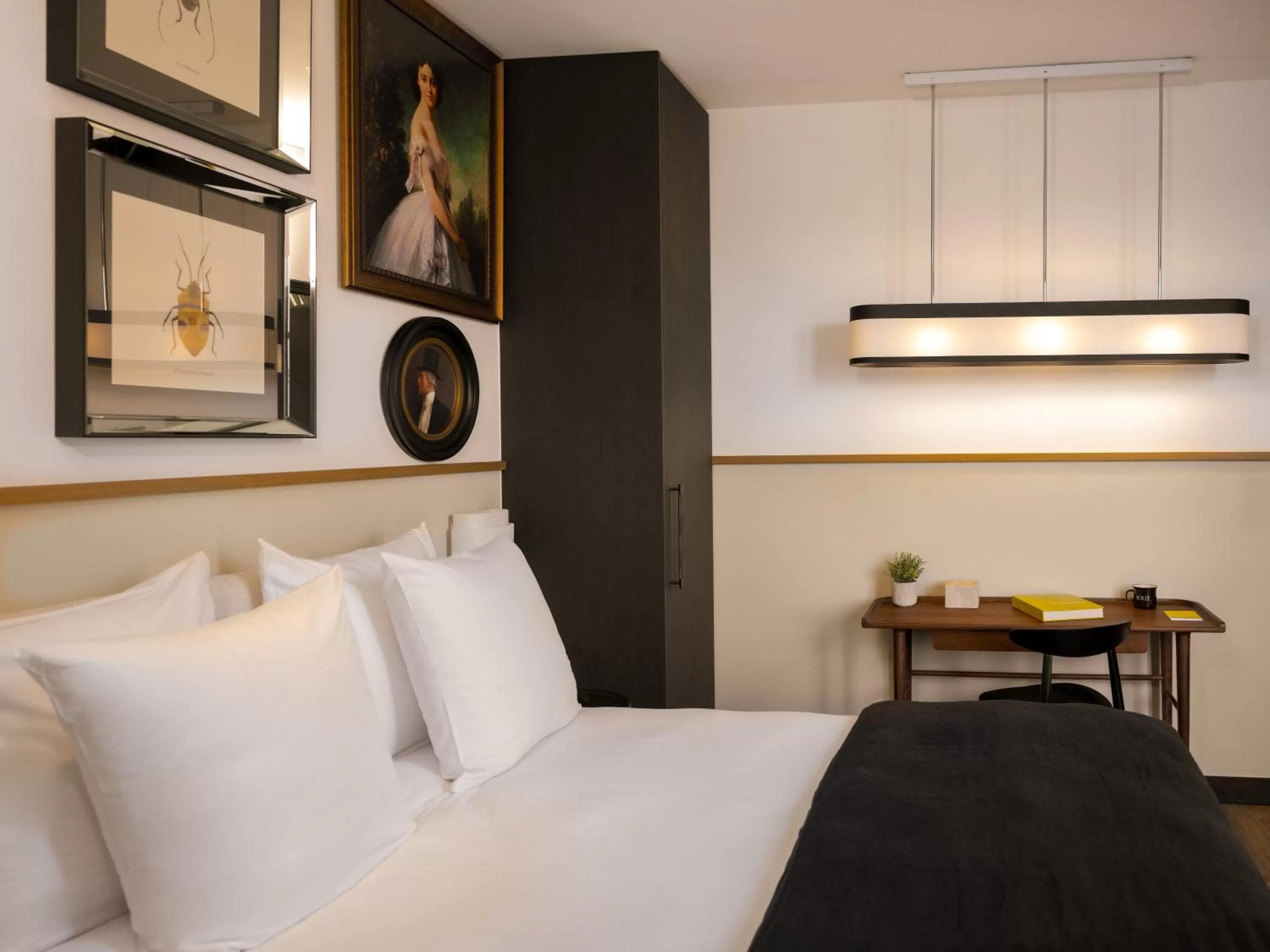 Bed in Solly Hôtel Paris