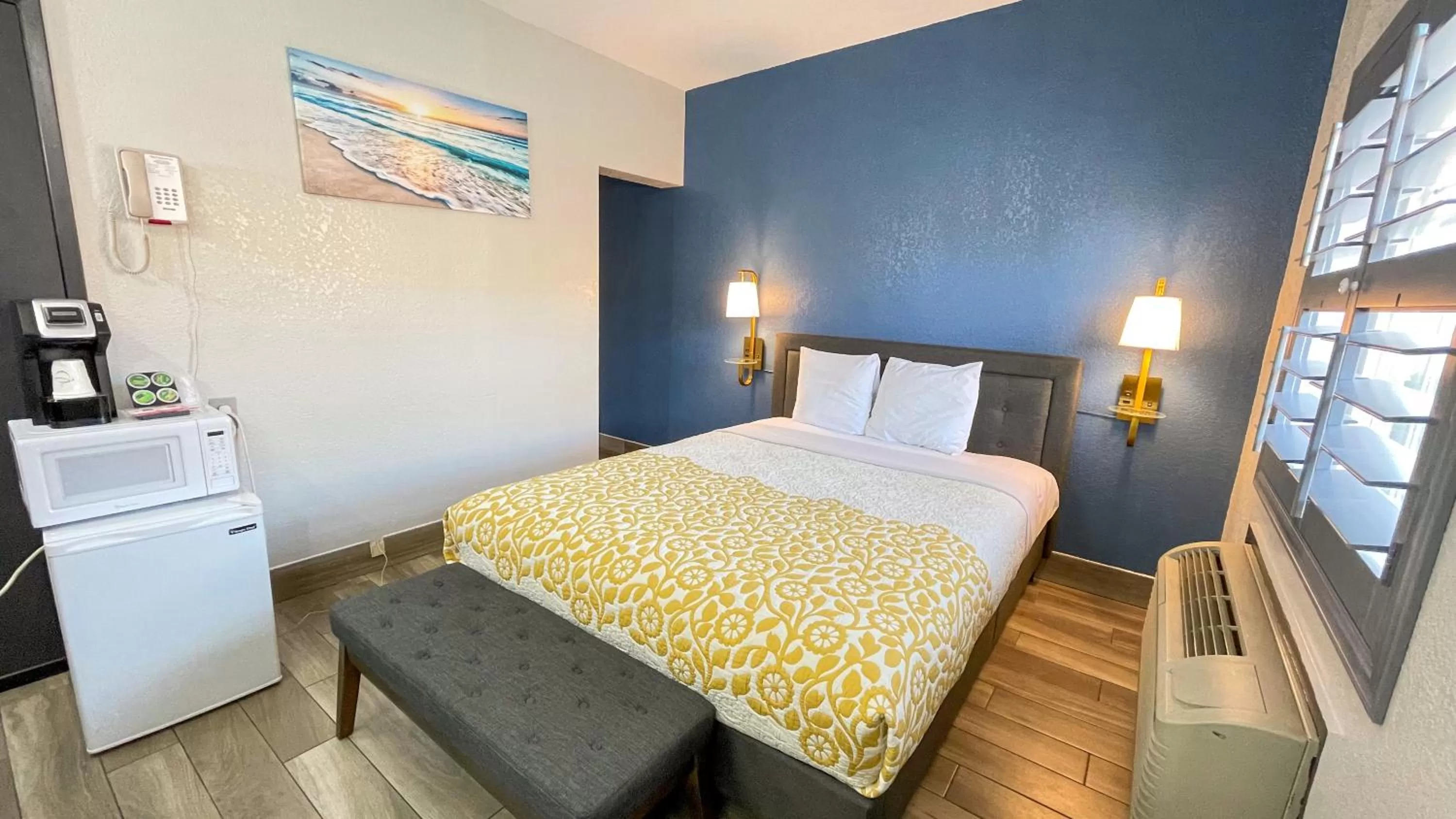 Standard Queen Room in The Fremont Inn