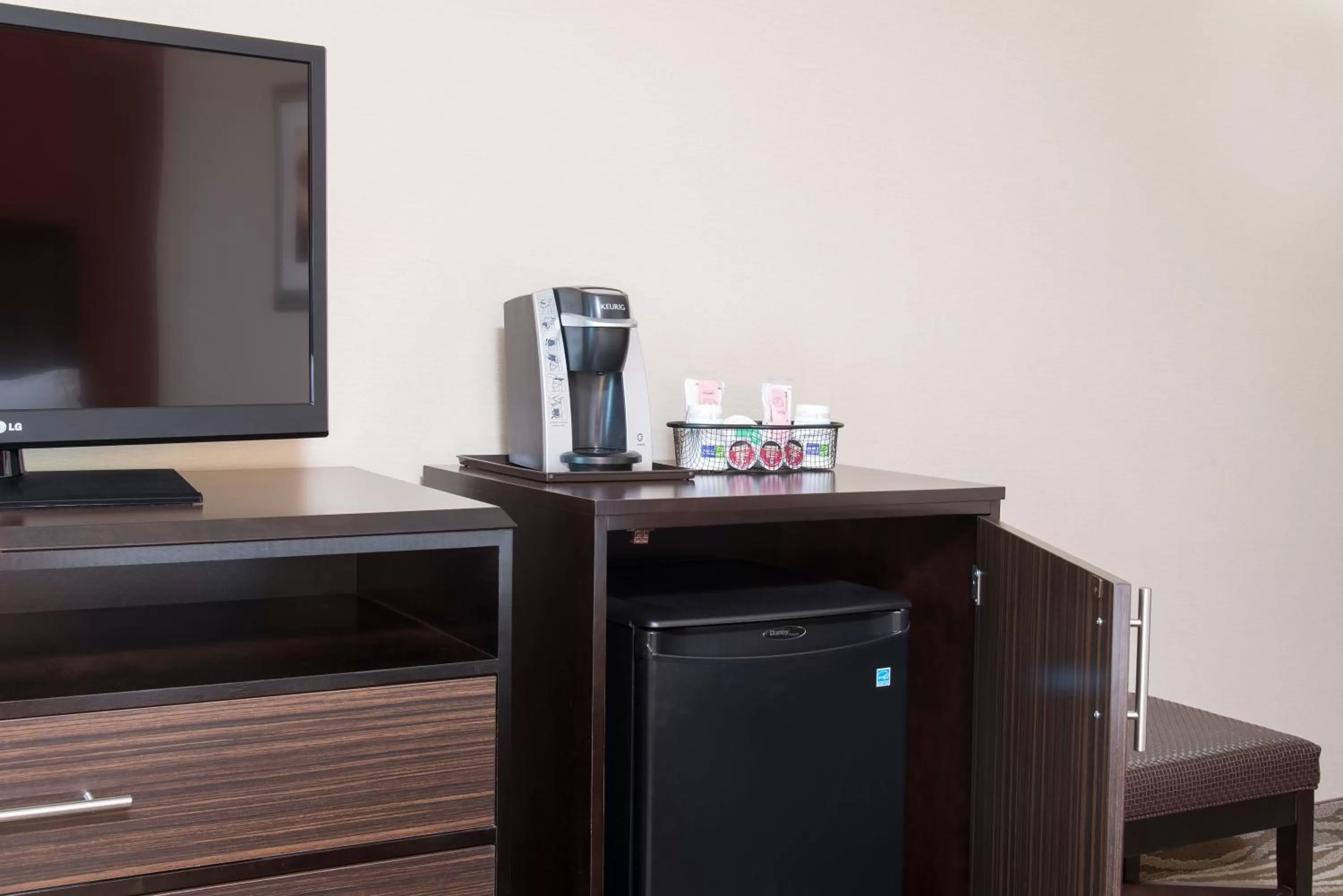 Queen Room with Two Queen Beds - Disability Access in Holiday Inn Express Hotel & Suites Grand Rapids-North by IHG