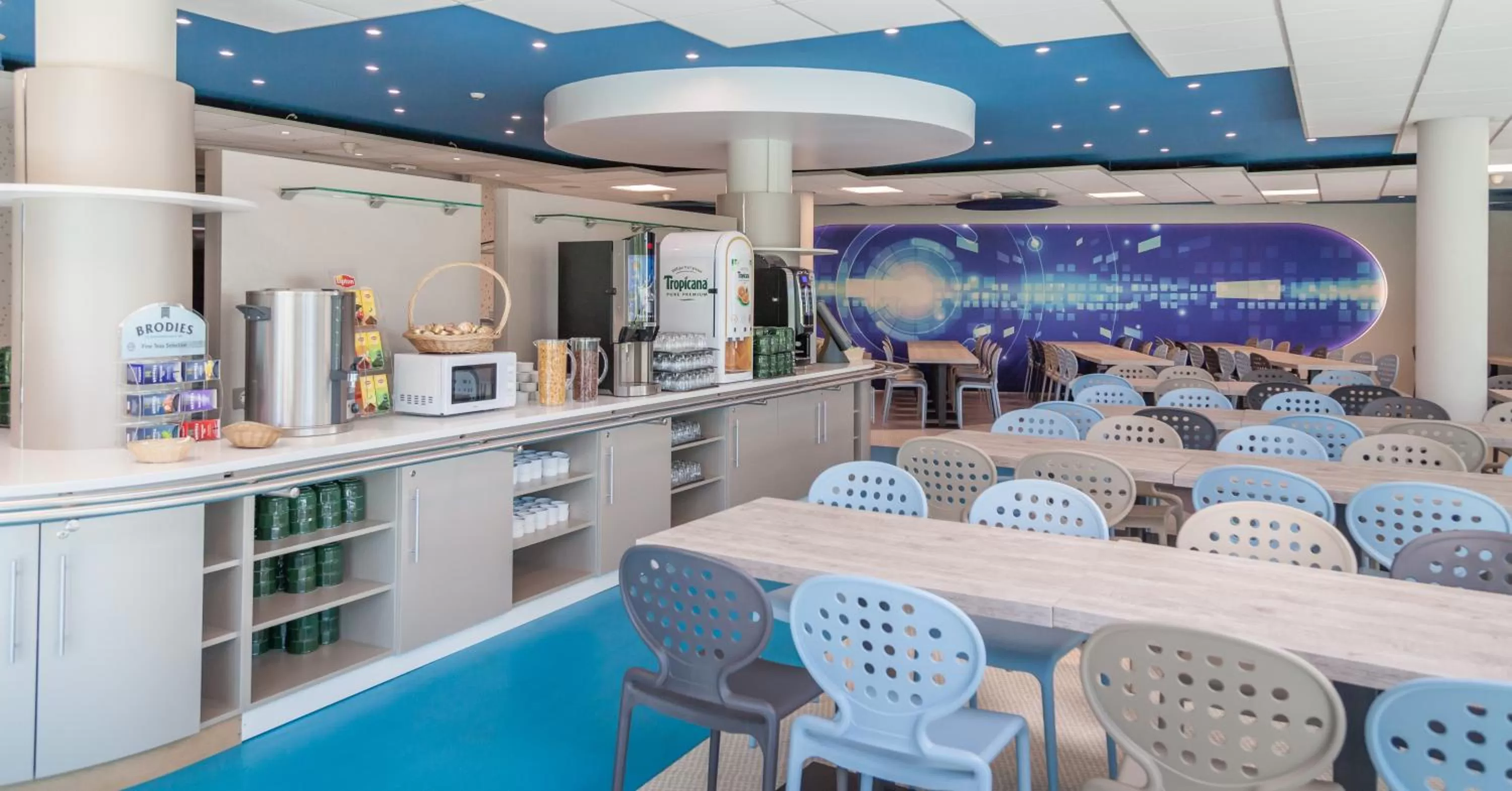 Family Room (1 Double Bed , 4 Single Beds) in Kyriad Poitiers Jules Verne Site du Futuroscope