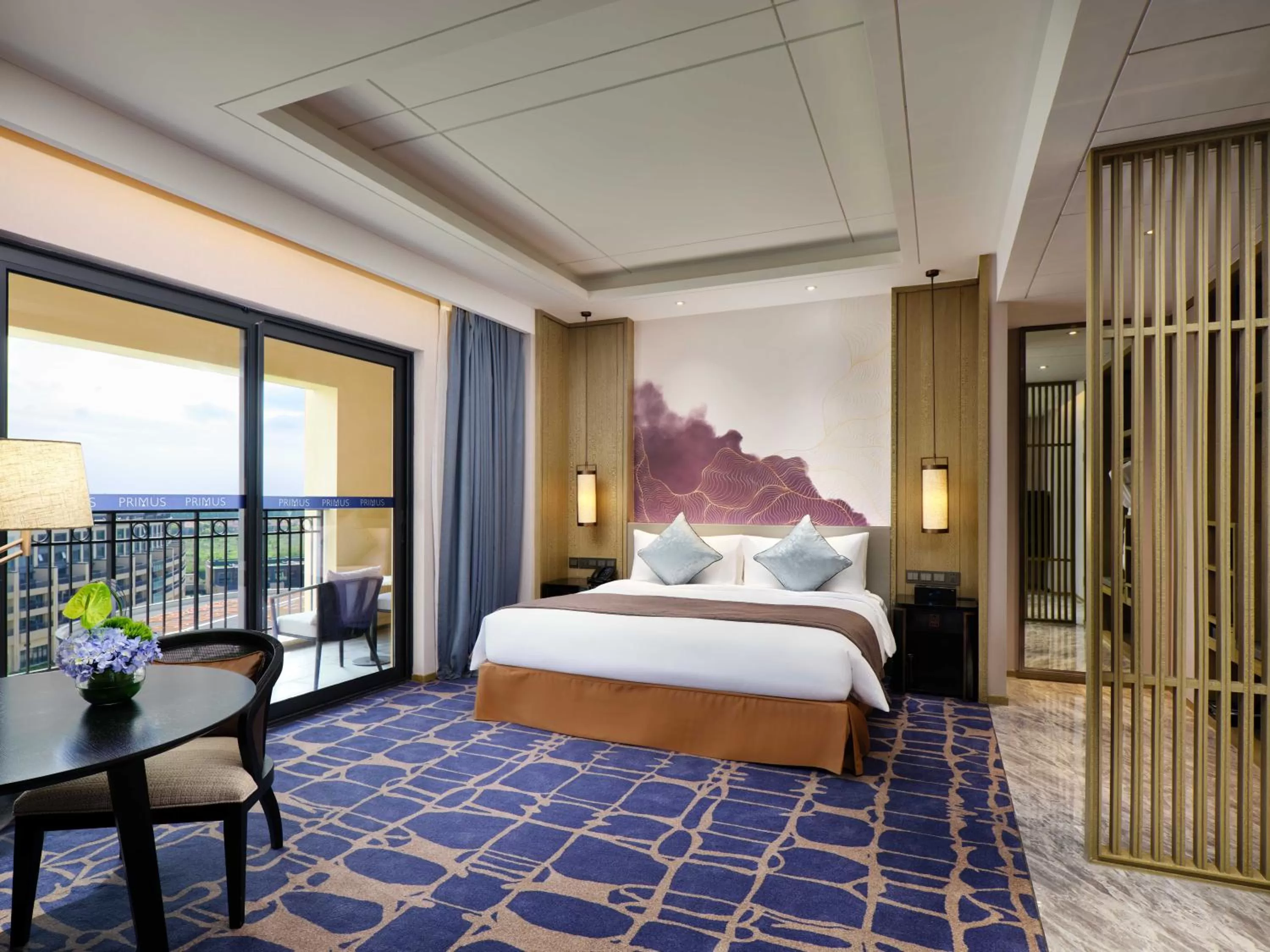 Grand Superior King Room - free drink (coffee/tea/coke/sprite and cookies for 1 portion per stay) in Primus Hotel Shanghai Sanjiagang - Offer Pudong International Airport and Disney shuttle