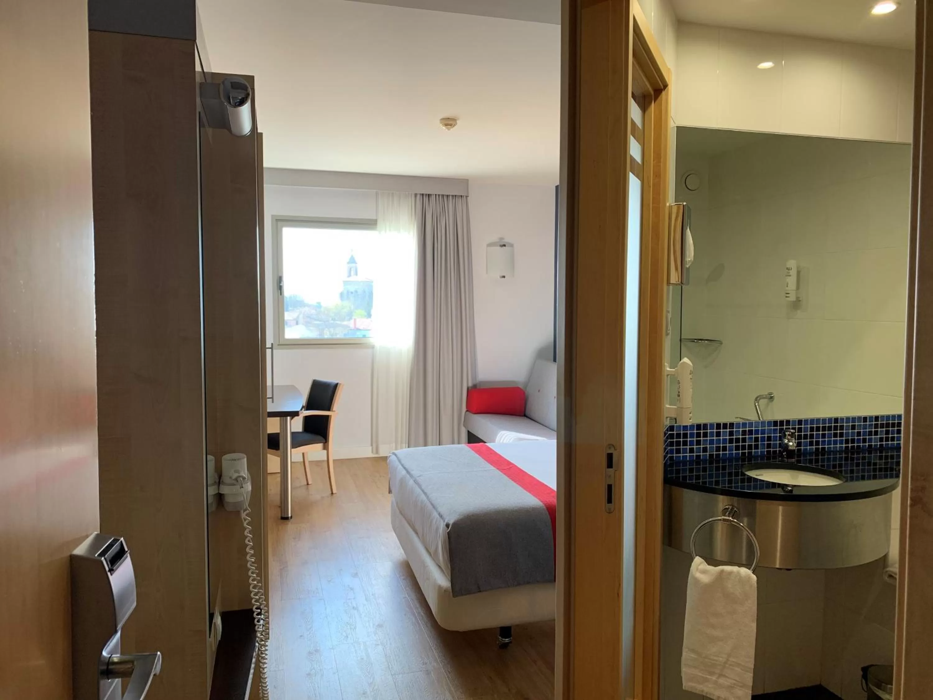 Standard Queen Room with Sofa Bed in Holiday Inn Express Vitoria by IHG