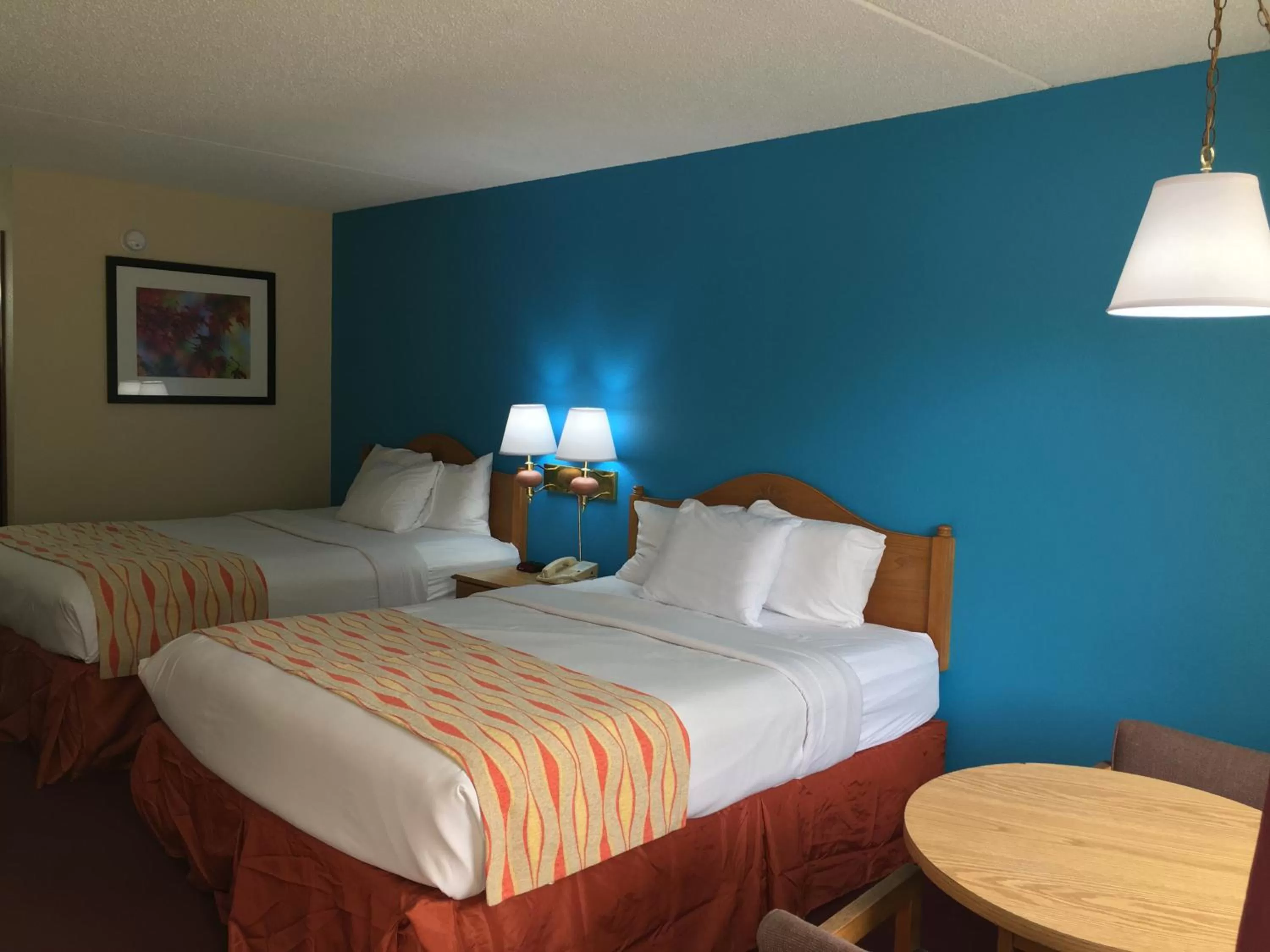 Queen Room with Two Queen Beds in Spinning Wheel Inn