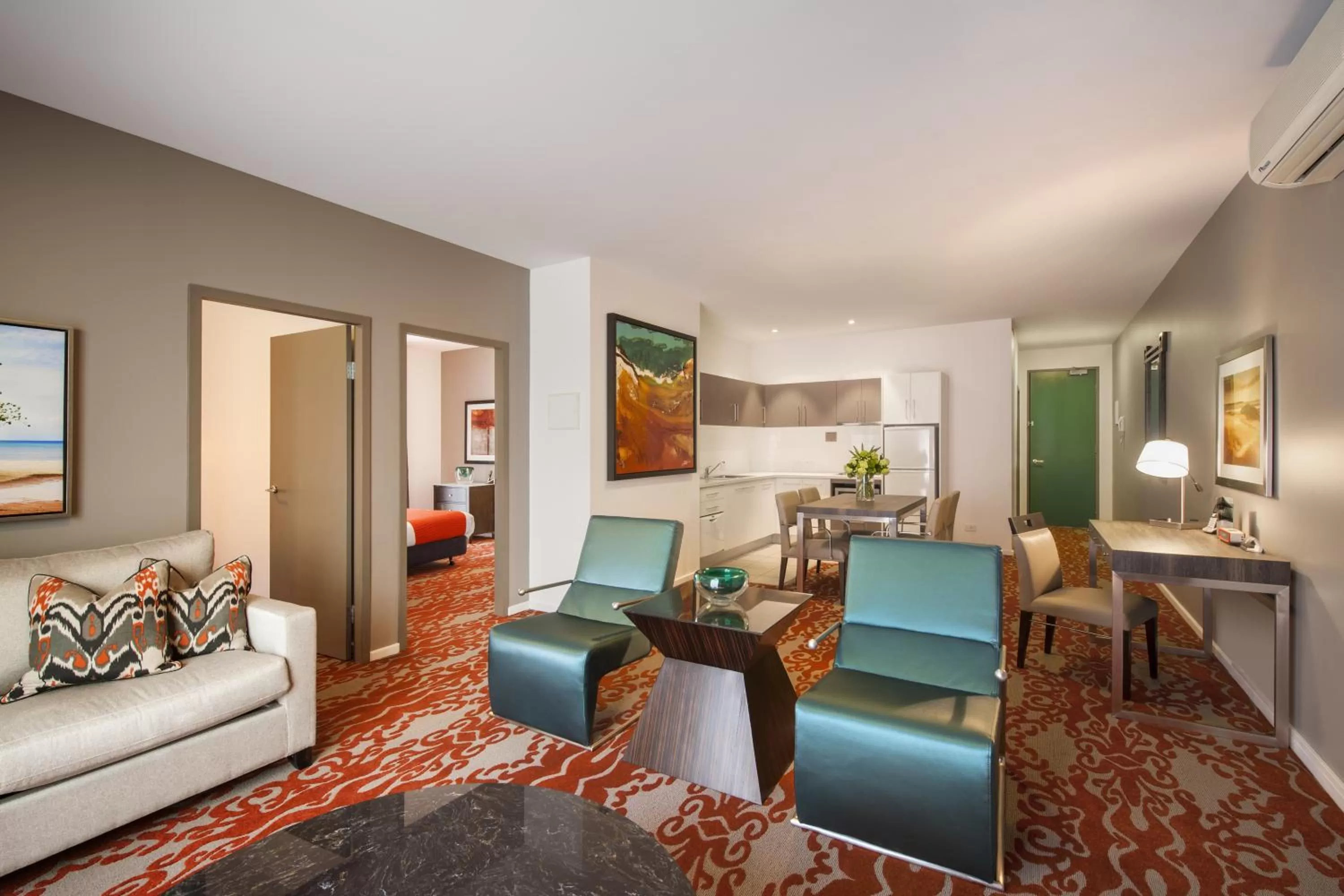 Deluxe Three-Bedroom Apartment in Miller Apartments