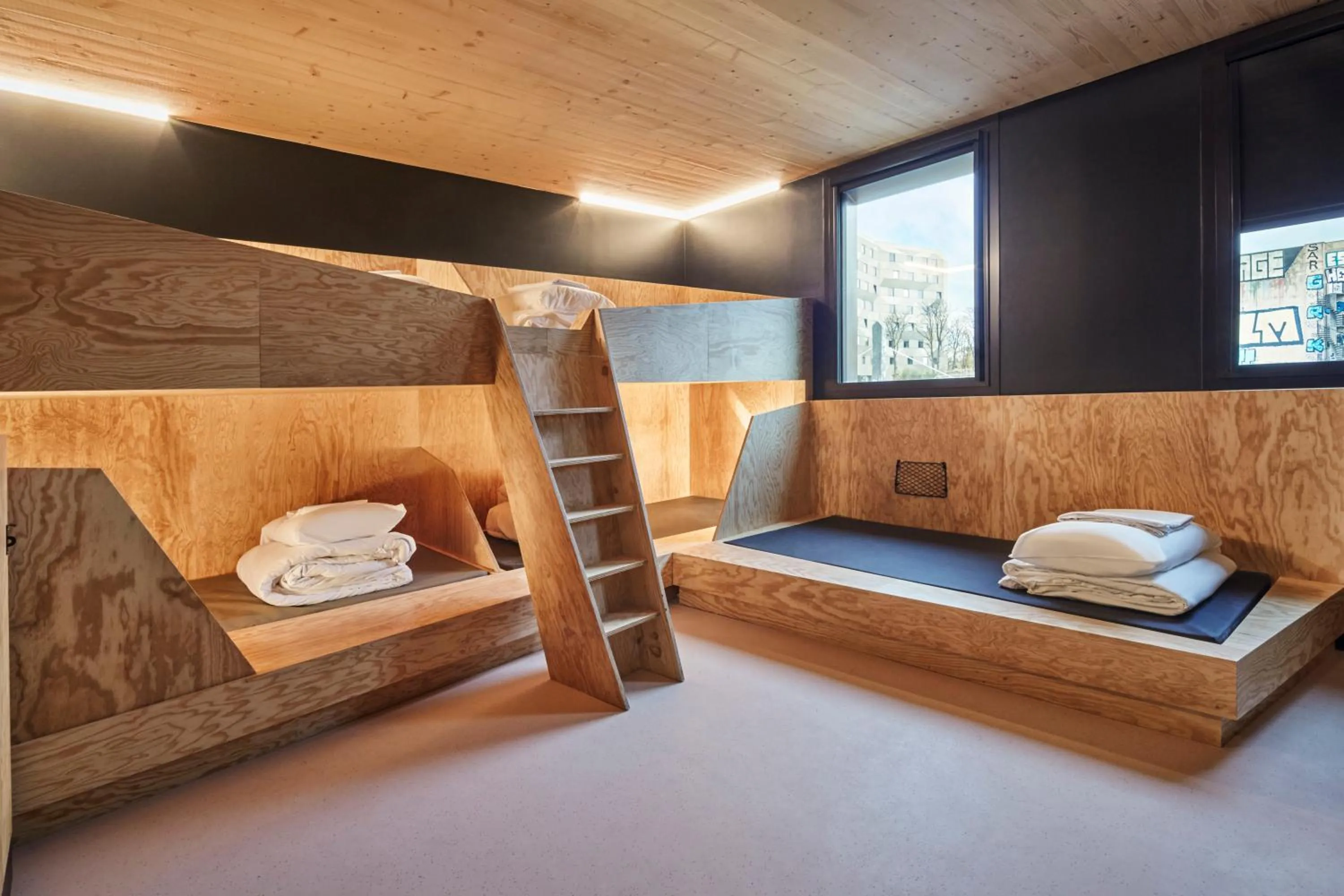 Private Bedroom for 5 people with a bathroom in JO&JOE Paris Gentilly - Auberge de Jeunesse