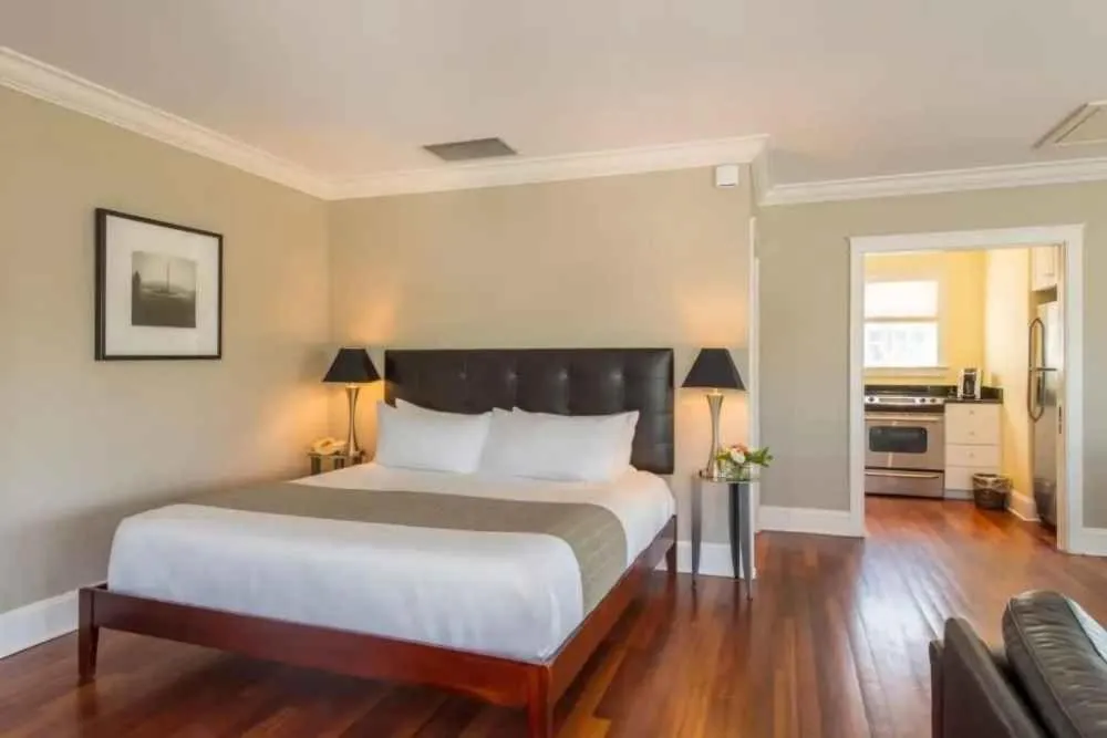 Waterside Cottage in Breakwater Inn