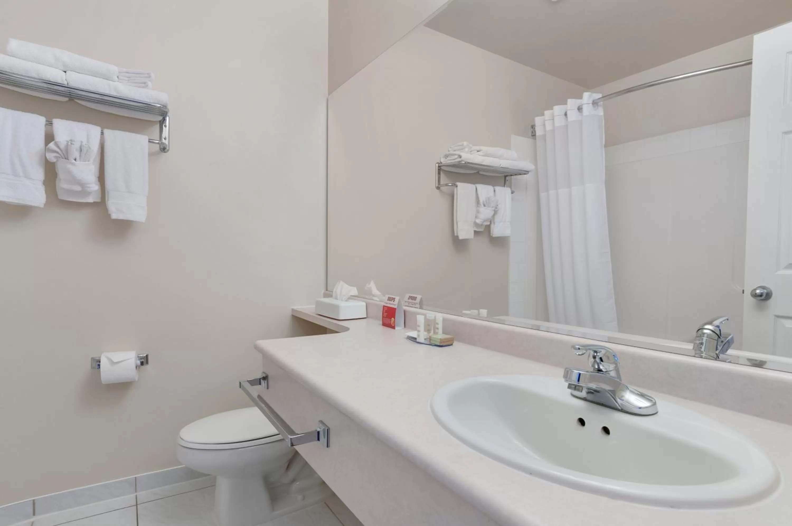 One-Bedroom Queen Suite - Basement/Non-Smoking in Super 8 by Wyndham Cochrane