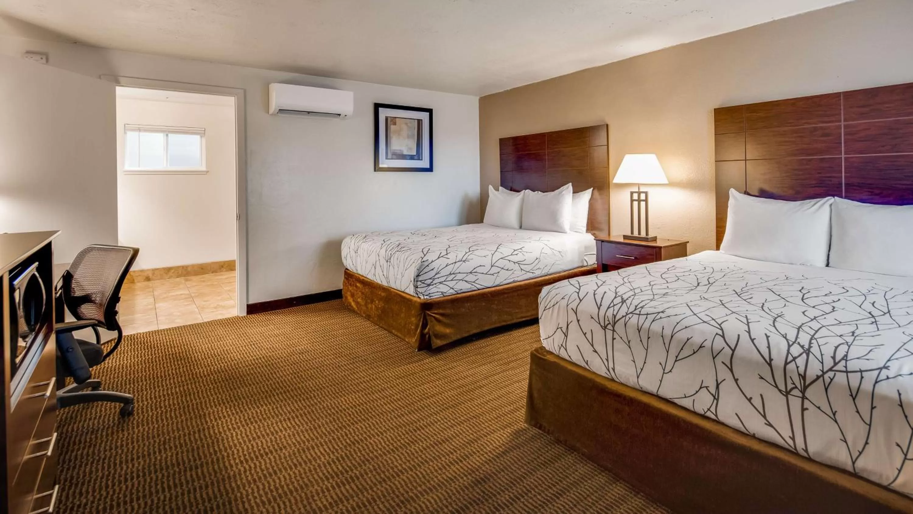 Queen Room with Two Queen Beds with Roll-In Shower in Best Western Prescottonian